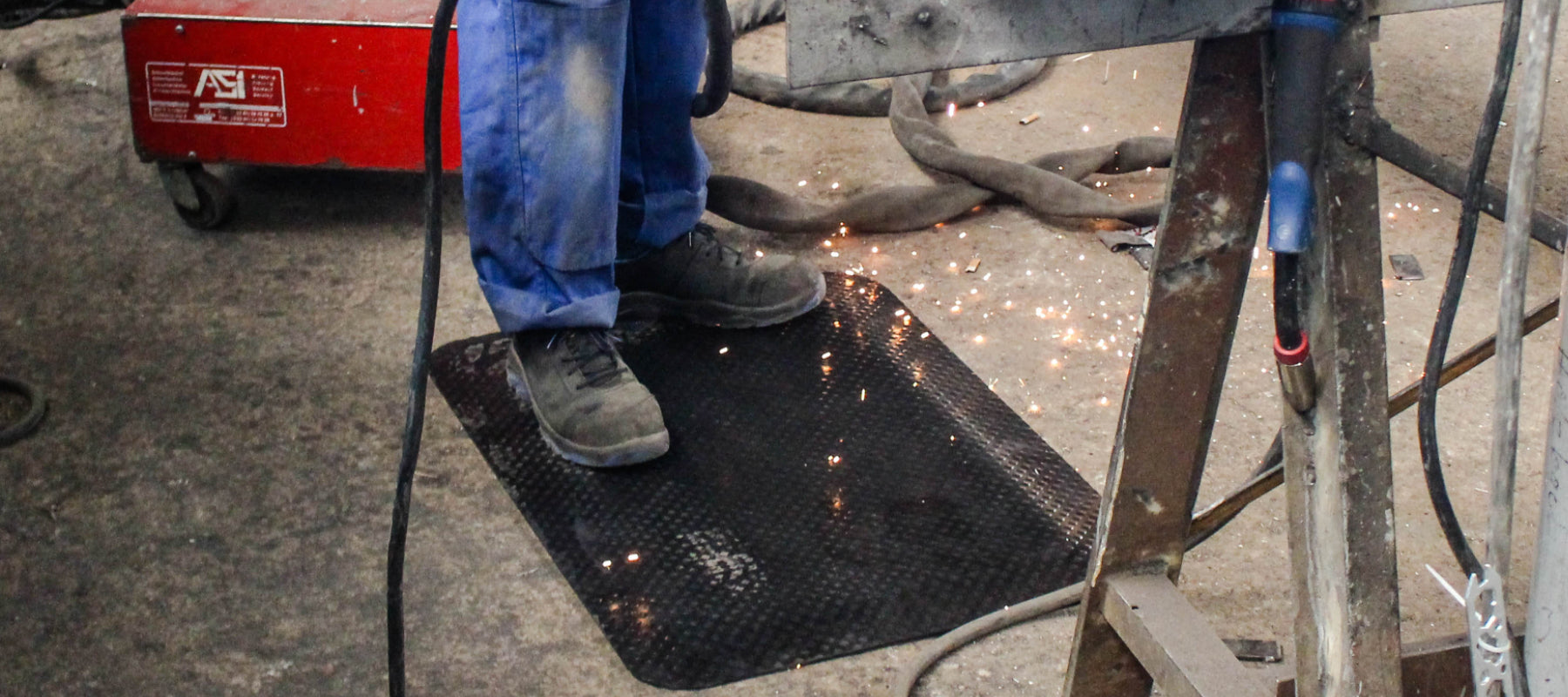 Arbeitsplatzmatte am Arbeitsplatz für Schweisser