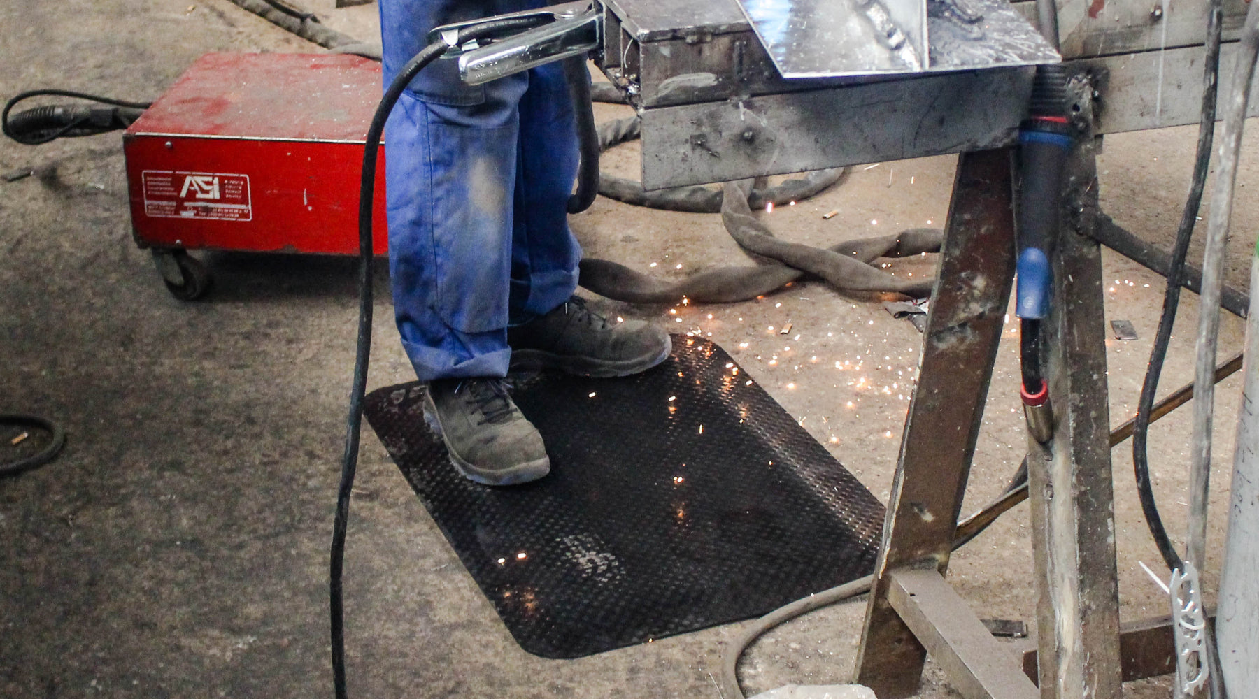 Arbeitsplatzmatte für Sicherheit am Arbeitspatz eines Schweissers