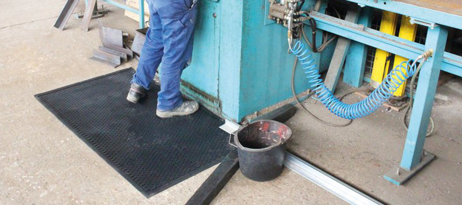 Arbeitsplatzmatte vor einer Werkbank