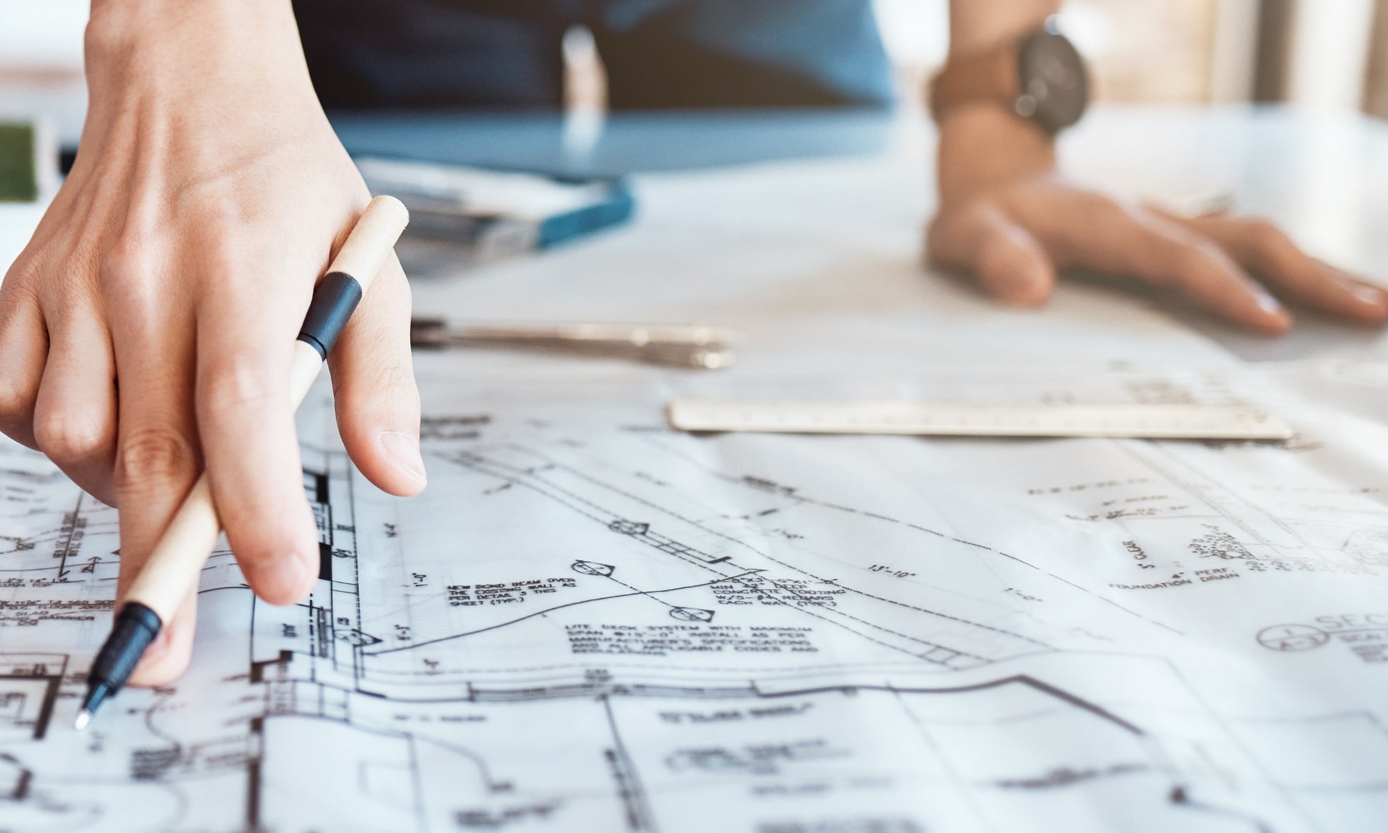 Architekt plant Bauvorhaben mit Bauplan