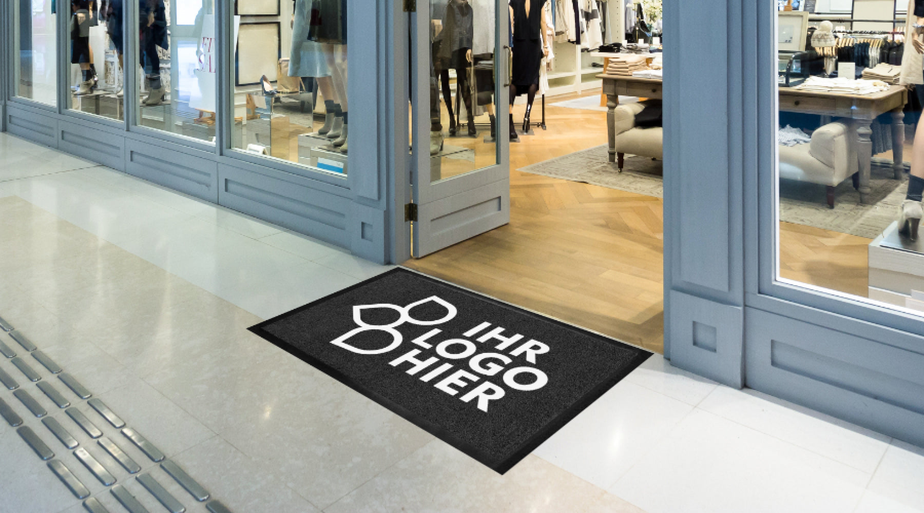 Logomatte bedruckt mit Logomotiv im Eingang von einem Shop