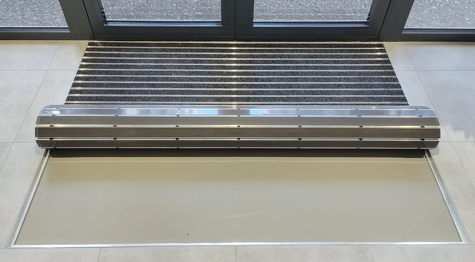 aufgerollte Eingangsmatte in Bodenvertiefung