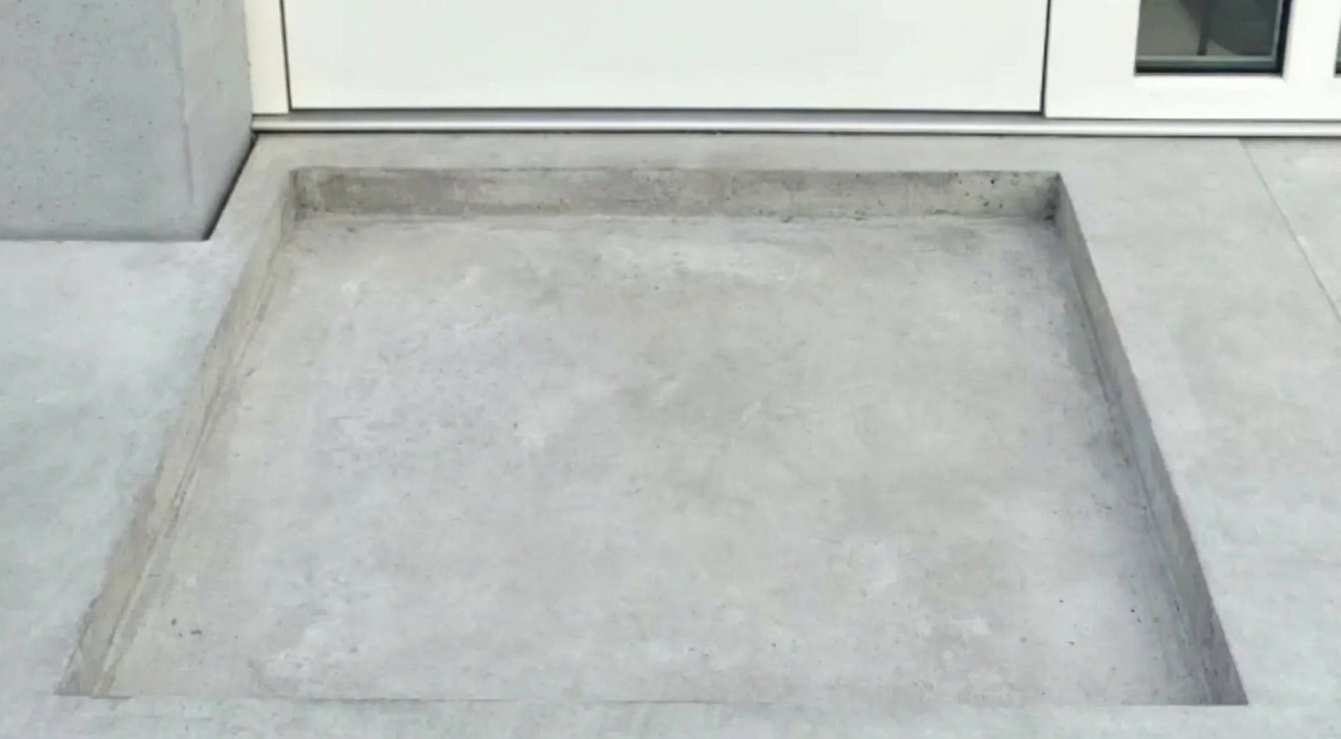 Bild einer Bodenvertiefung vor einer Haustür