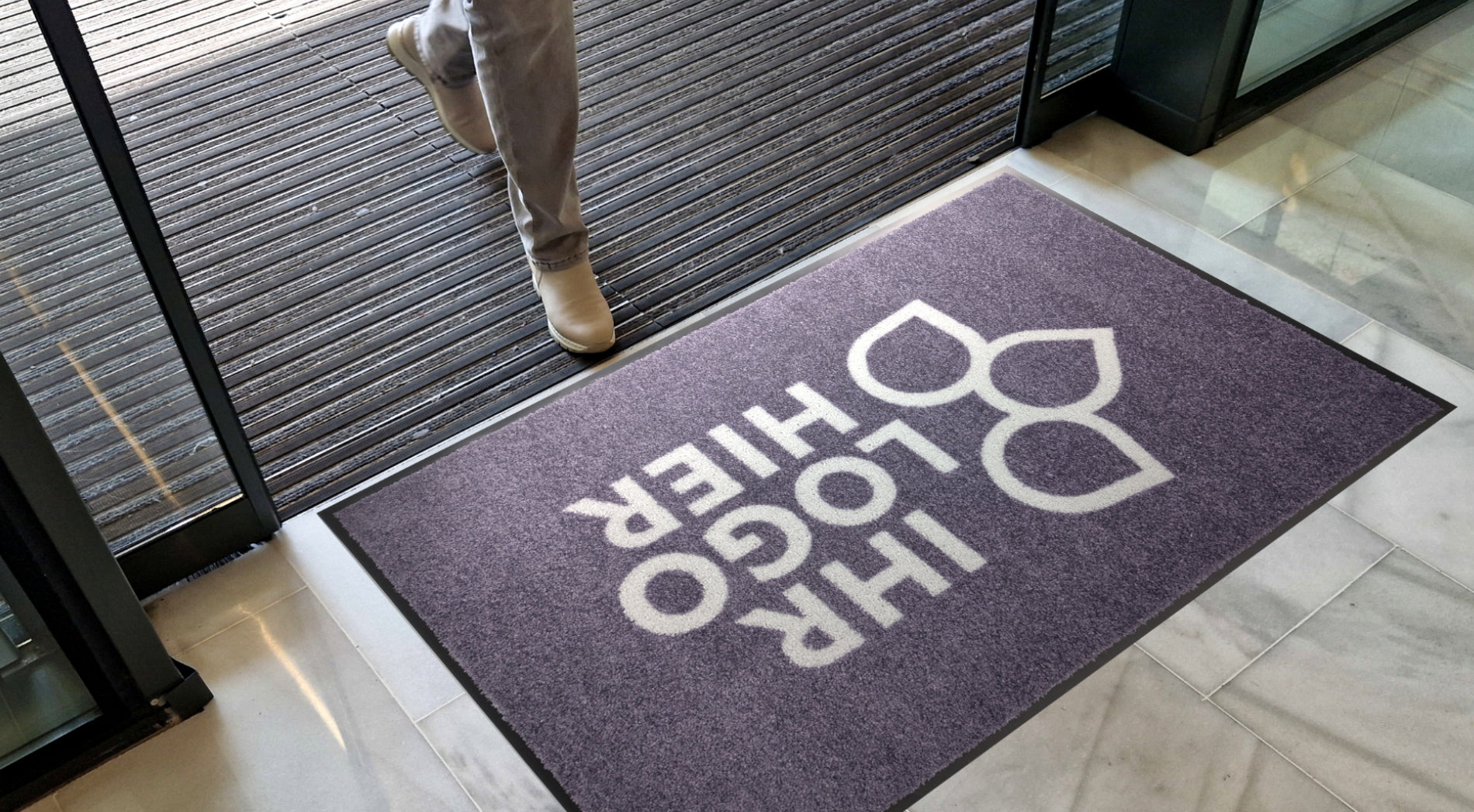 Eingangsbereich mit Eingangsmattensystem und Logomatte
