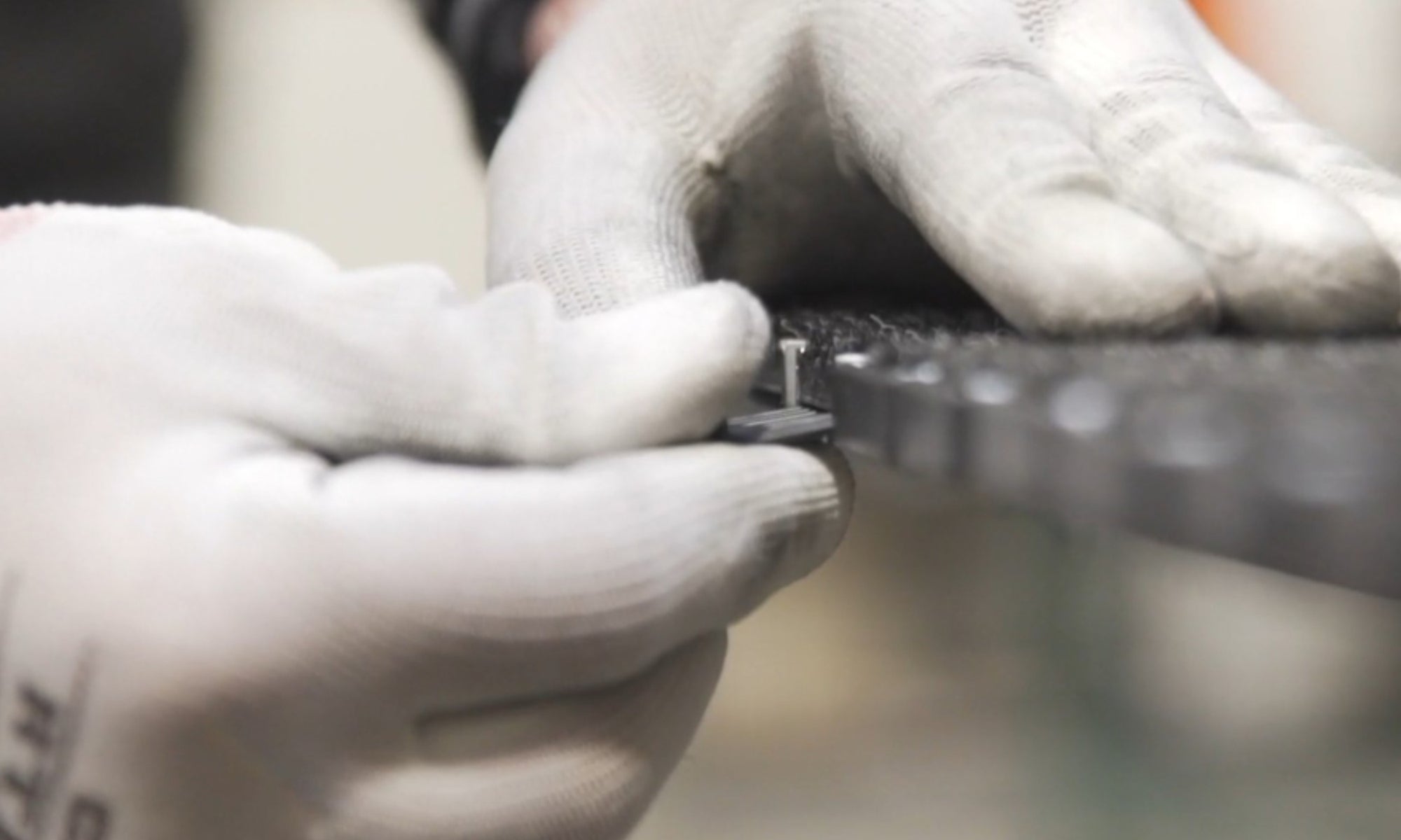 Handwerker tauscht den Belag einer Alumatte aus