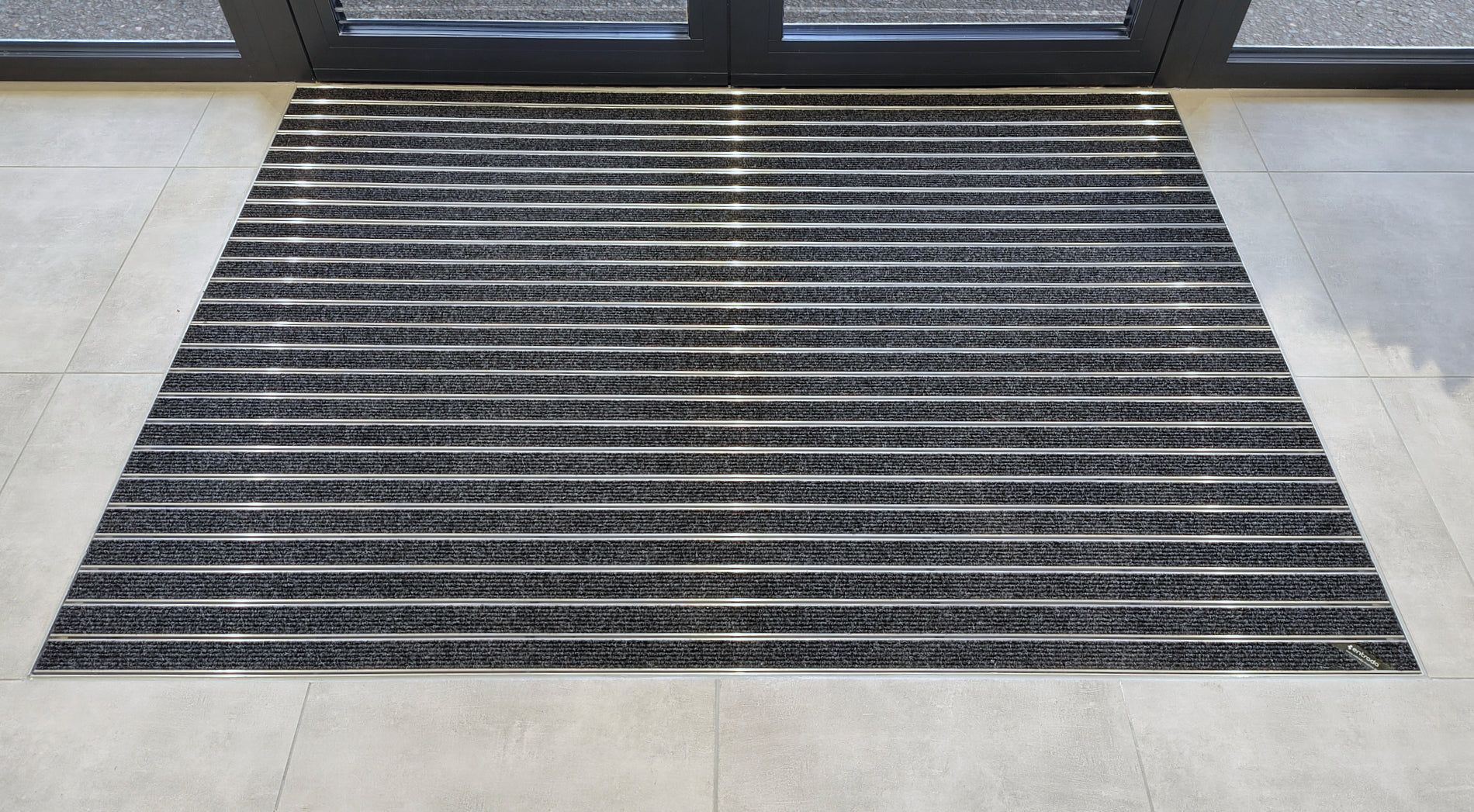 Eingangsmattensystem in Bodenvertiefung vor Schiebetür