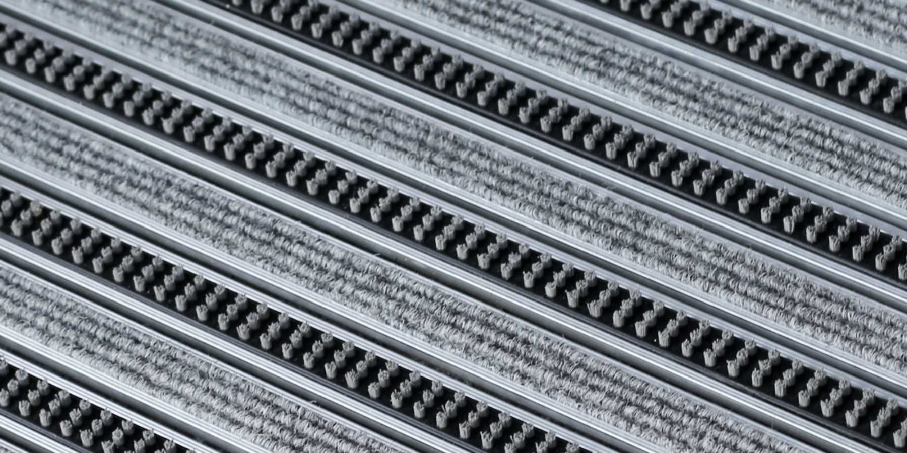 Detailaufnahme eines Eingangsmattenprofils mit Bürste und Rips