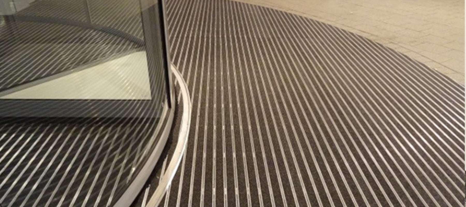 Eingansmatte als Sonderform eingelassen im Eingangsbereichs eines Kaufhauses