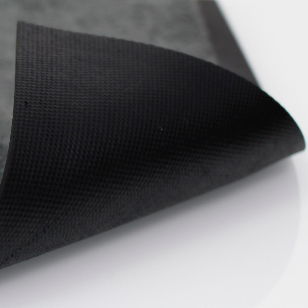 Detailbild von der Unterseite einer Fußmatte die abgeknickt ist