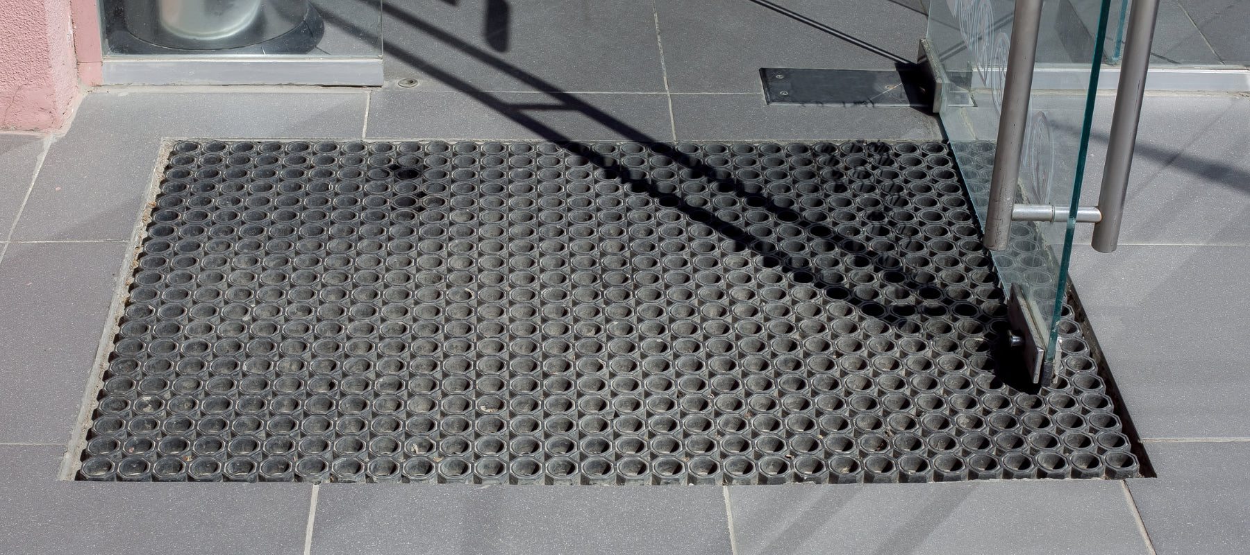 Eingelassene Gummiwabenmatte vor einem Eingang im Außenbereich