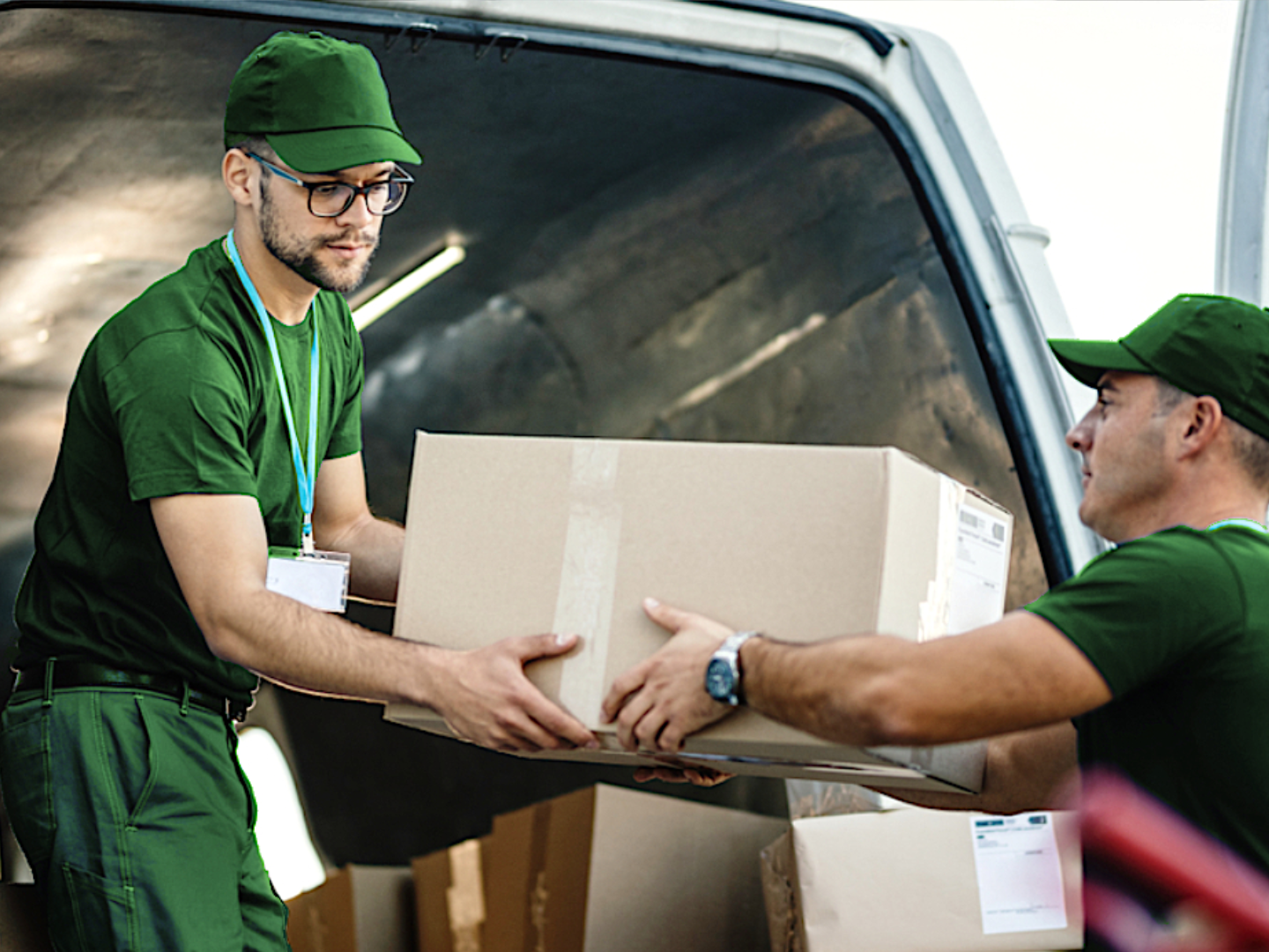 Zwei Mitarbeiter die einen LKW beladen