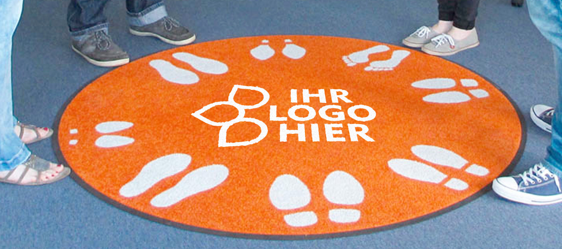 Logomatte als Sonderform mit Logodruck und Fußabdrücken