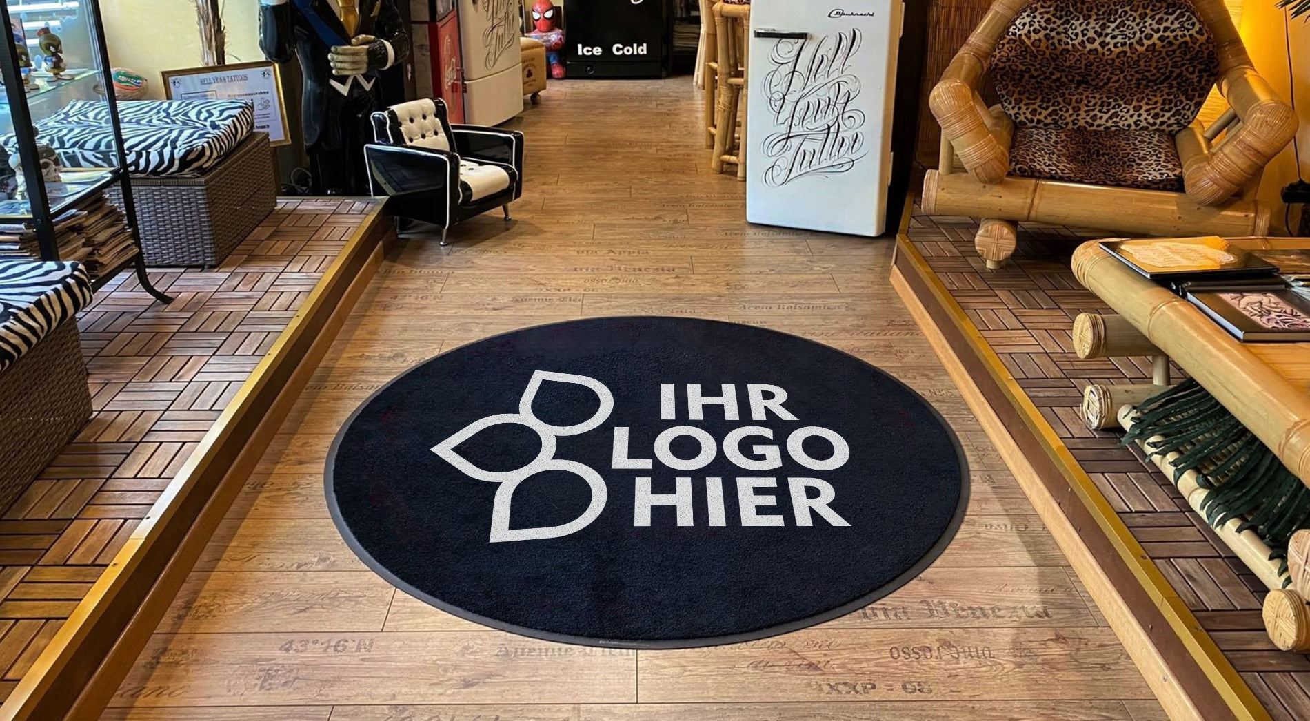 Runde Logomatte mit Text und Blütensymbol im Tattoostudio