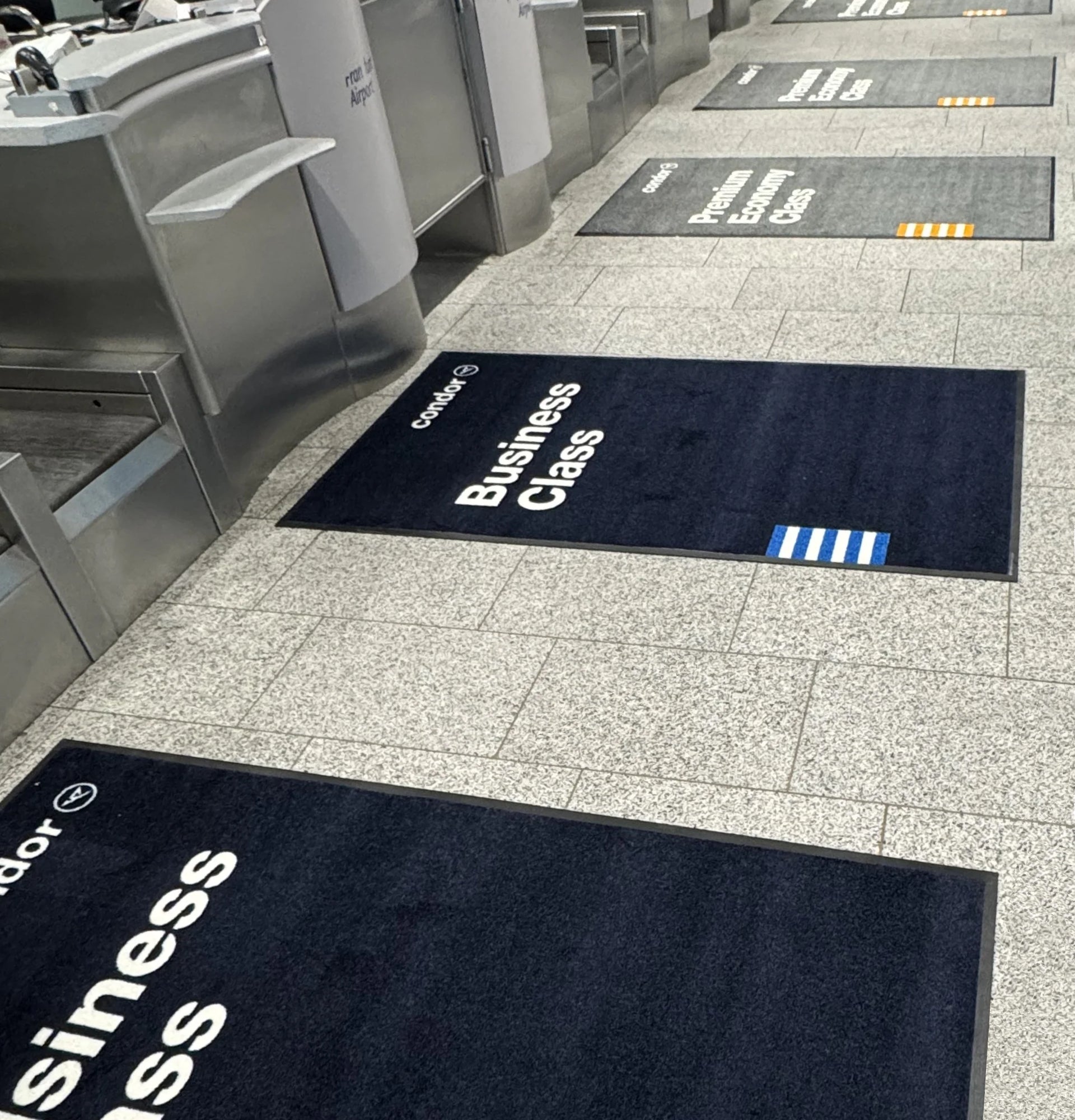 Logomatten am Terminal im Flughafen mit Condor Logo