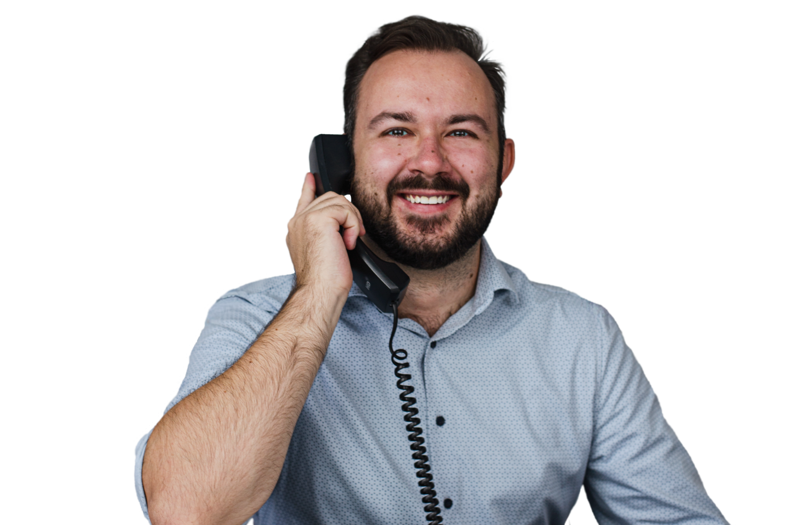 Sympatischer freundlicher Mitarbeiter der einen Telefonhörer in der Hand hält