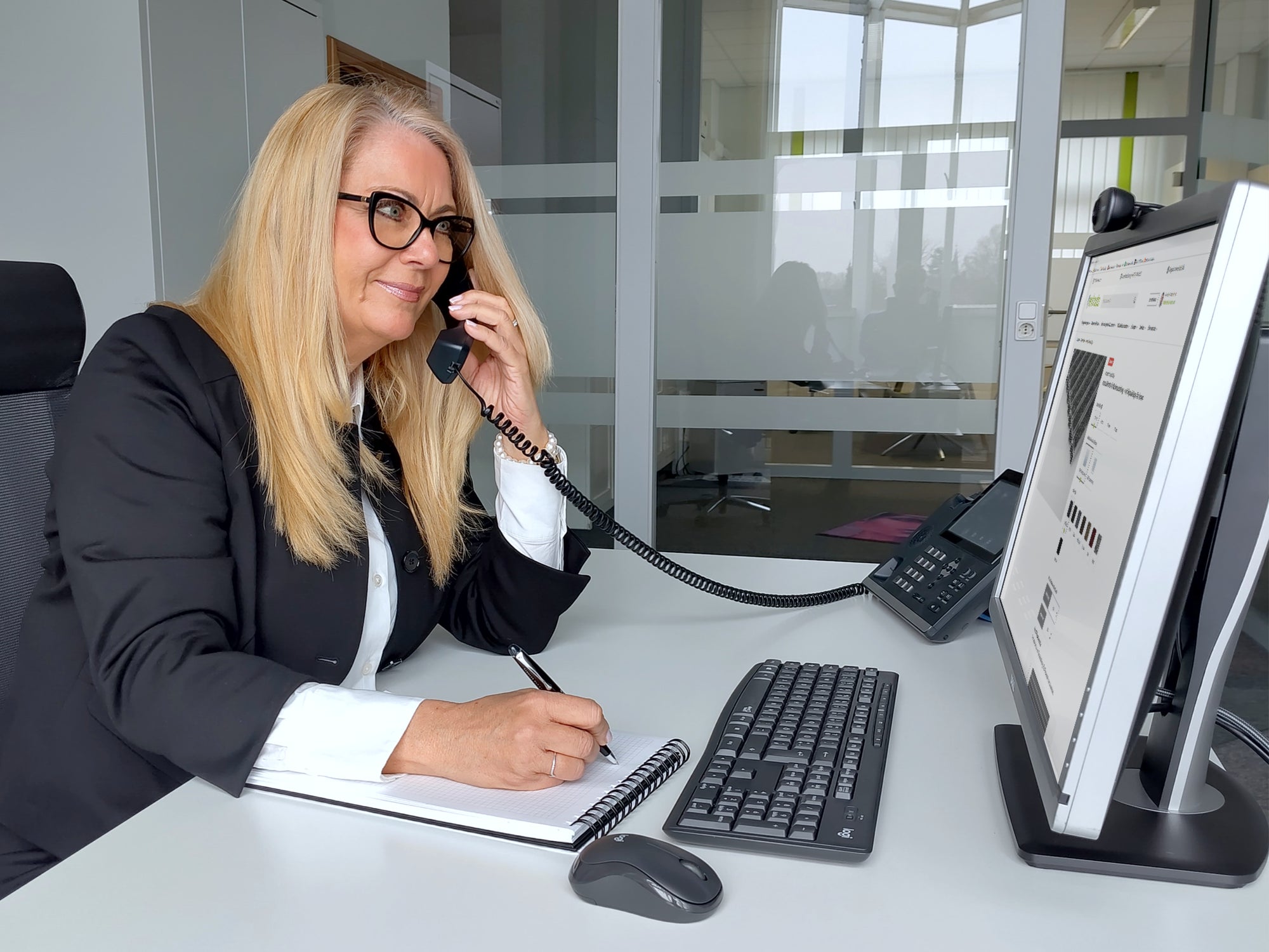 Sympatuscher Mitarbeiter berät am Telefon