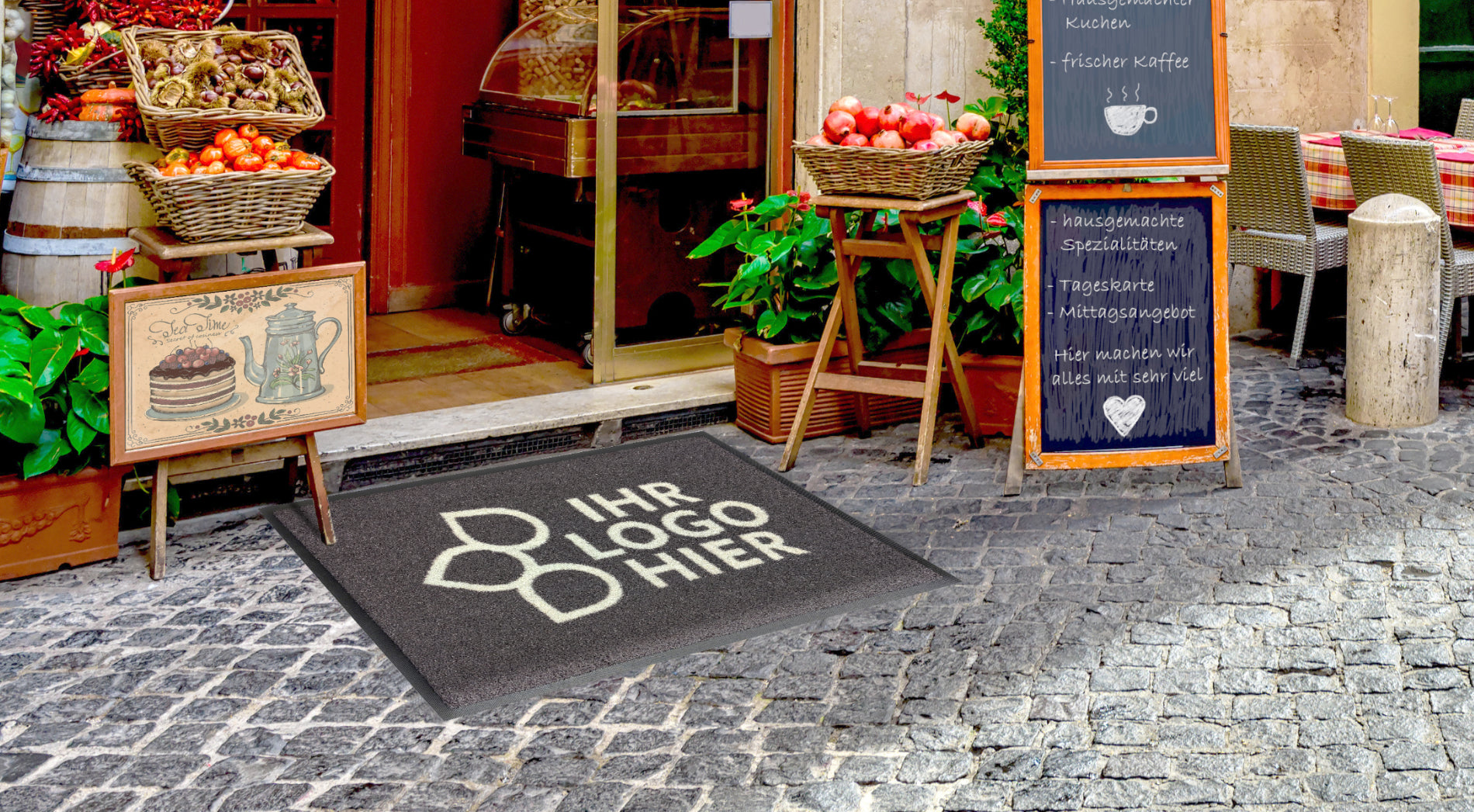 Outdoormatte mit Logodruck im Außenbereich eines Resturaunts