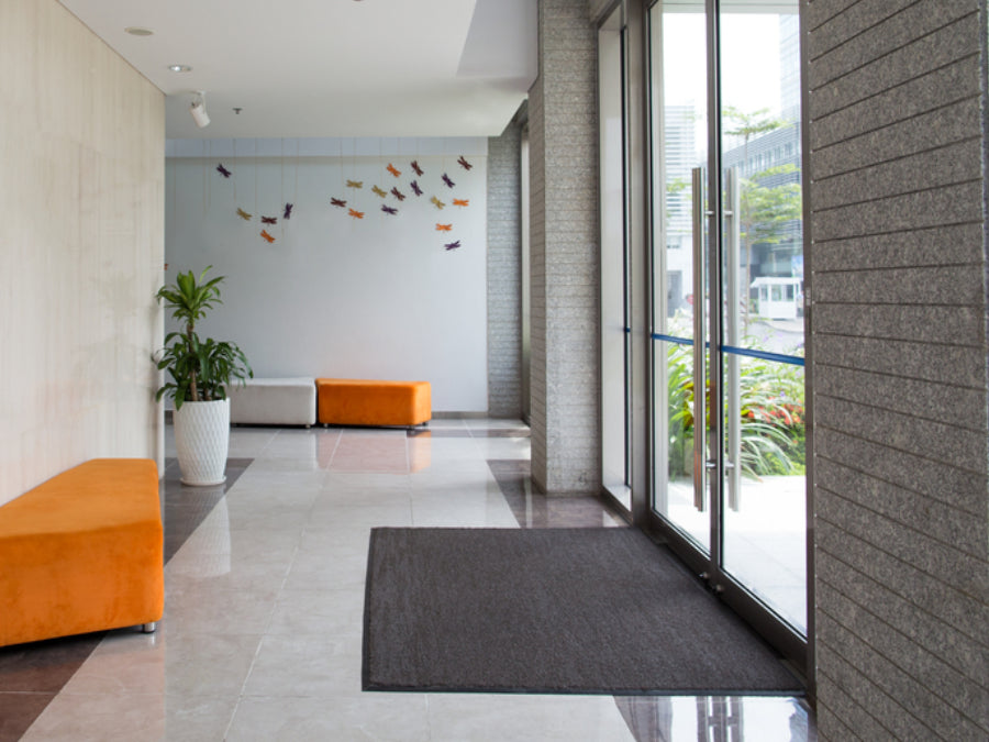 Sauberlaufmatte in einem hellen Eingangsbereich