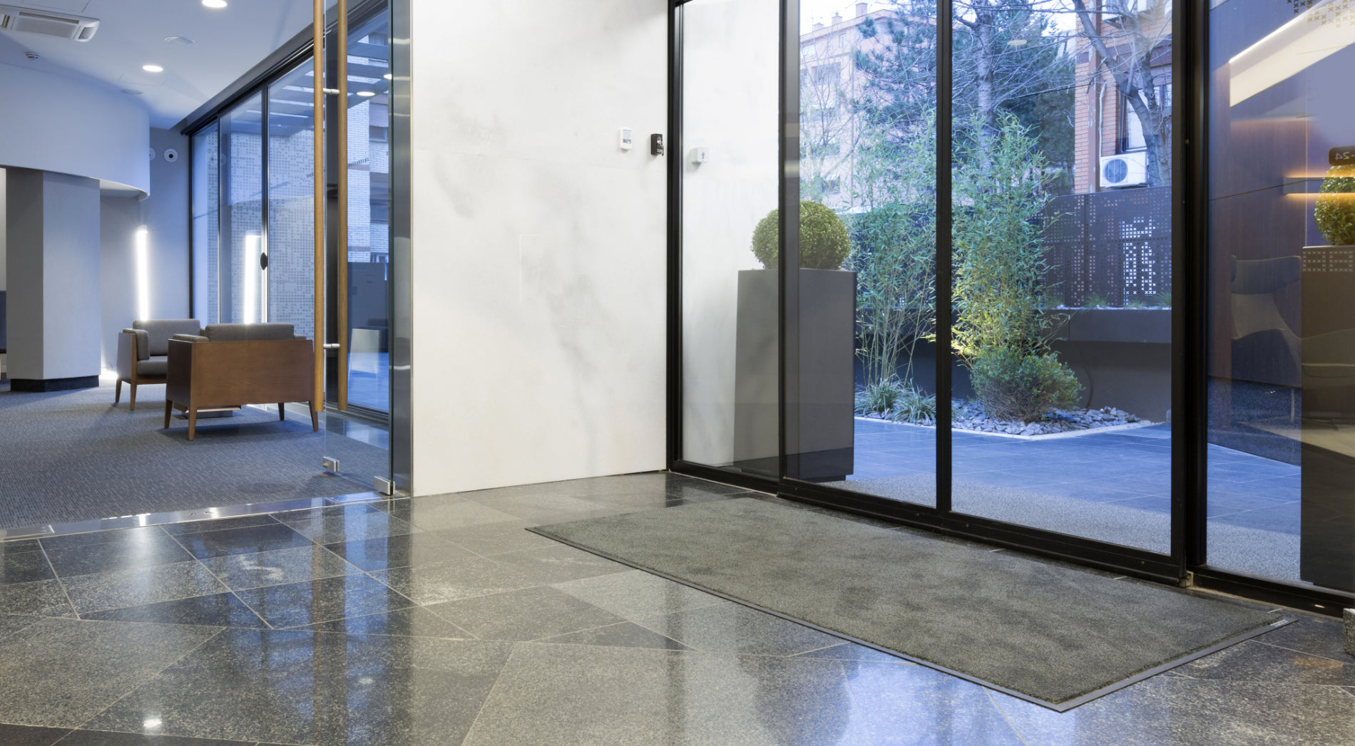 Eingangsbereich eines Hotels mit Schmutzfangmatte