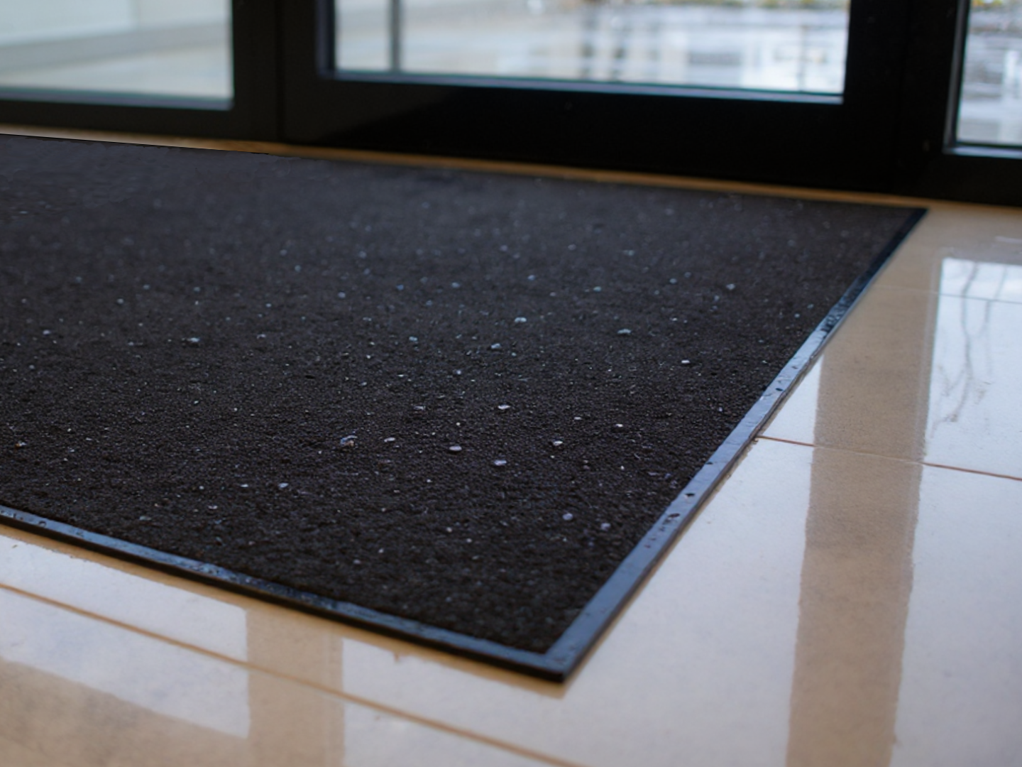 Feuchte Schmutzfangmatte im Eingangsbereich