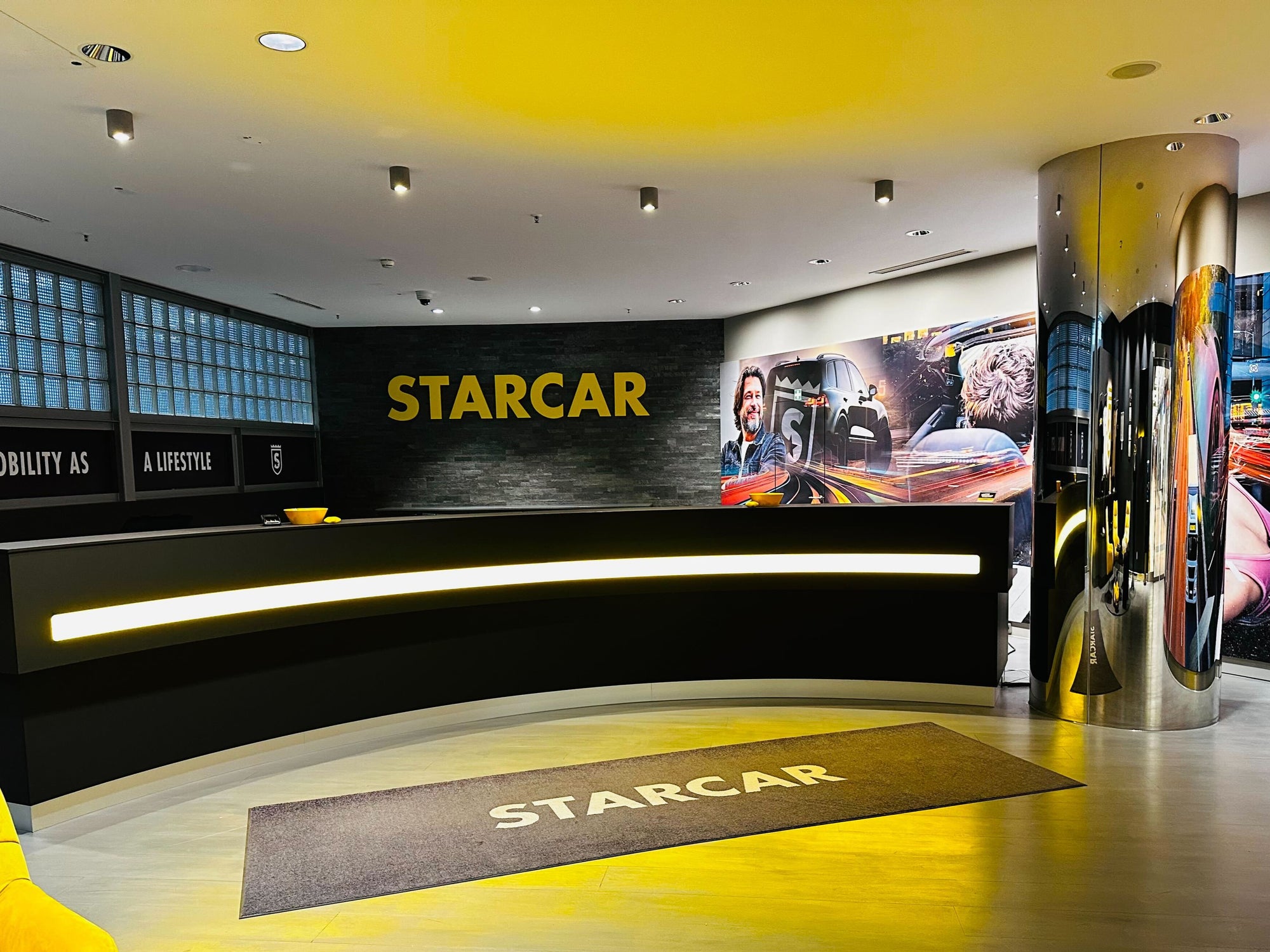 Logomatte mit Starcar Logo im Anmeldebereich