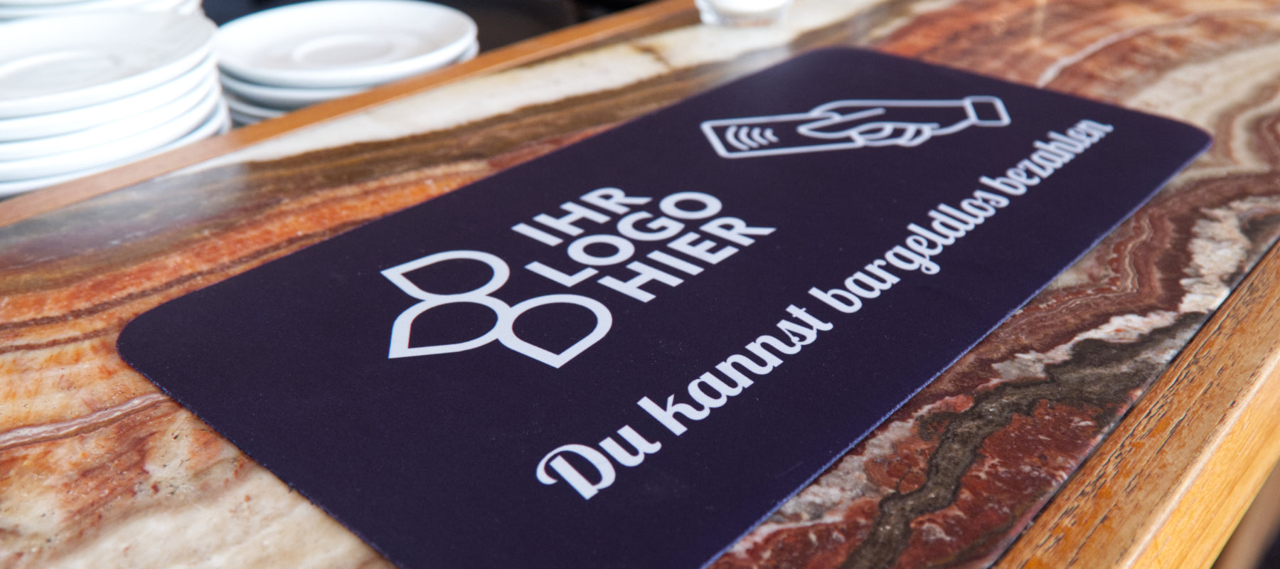 Thekenmatte mit Druck auf einem Tresen in einem Cafe