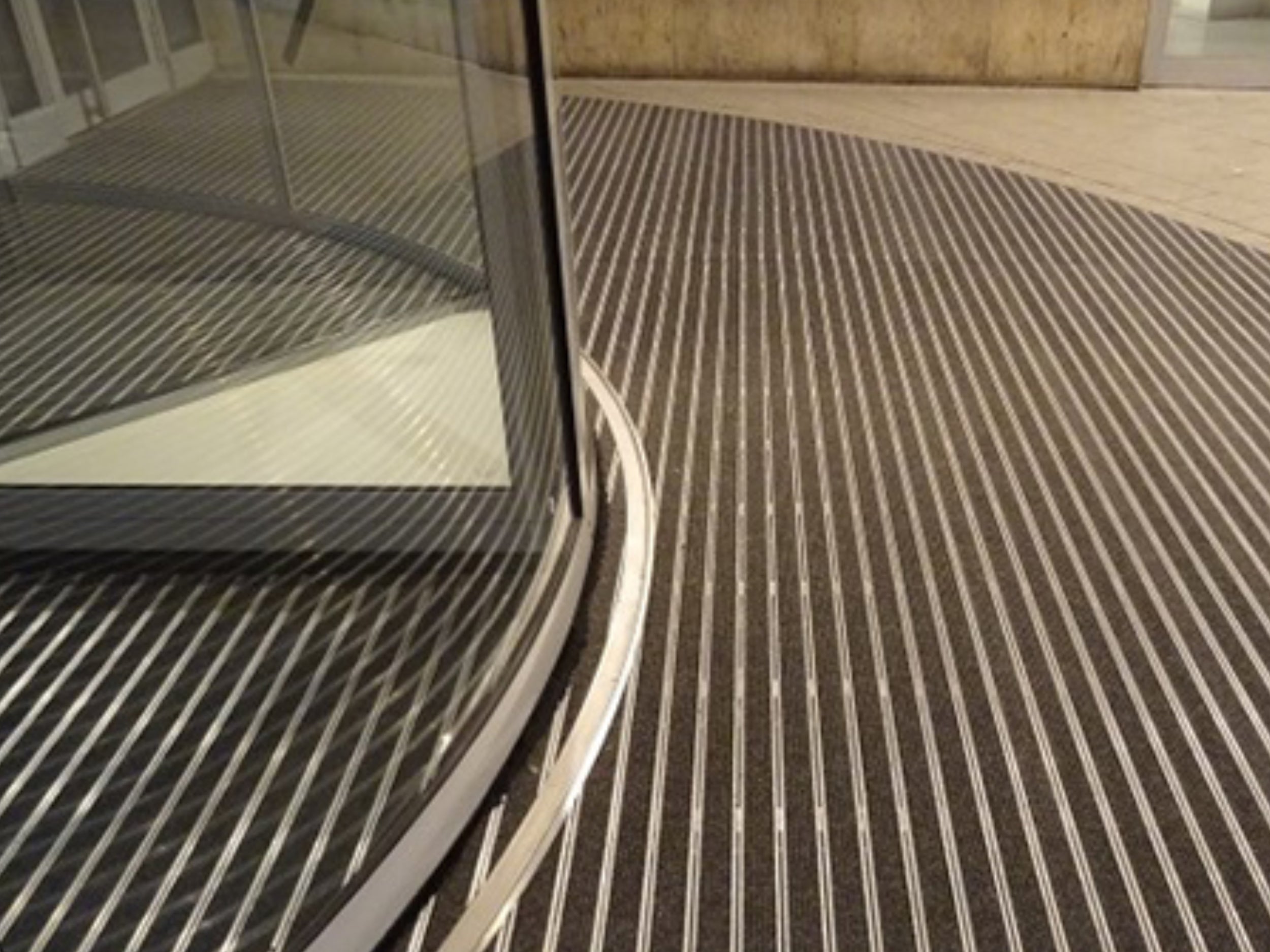 Eingangsmattensystem gerundet als Sonderlösung in Bodenvertiefung im EIngangsbereich