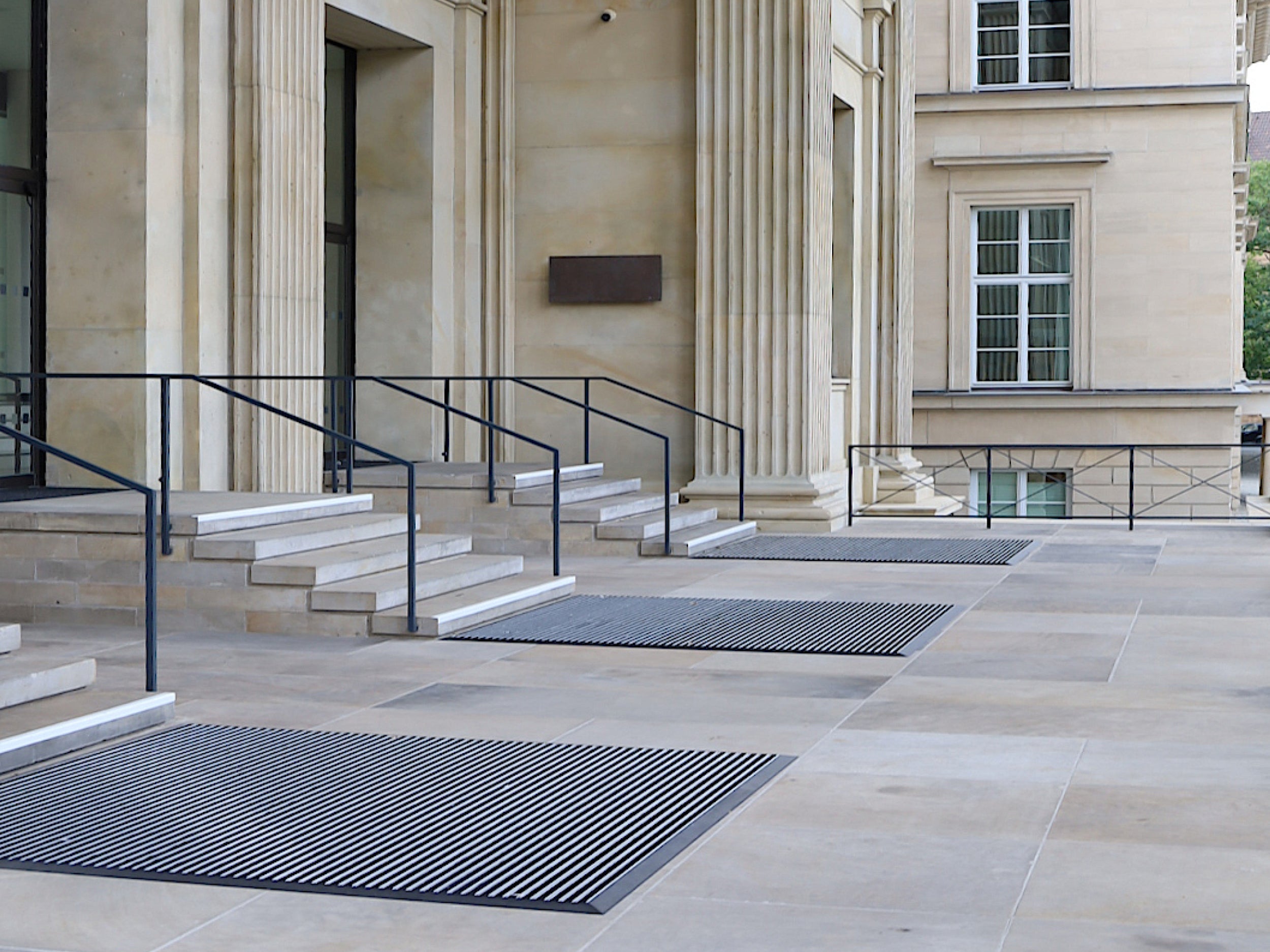 Eingangsmatten im Außenbereich des Hannoverschichen Landtags