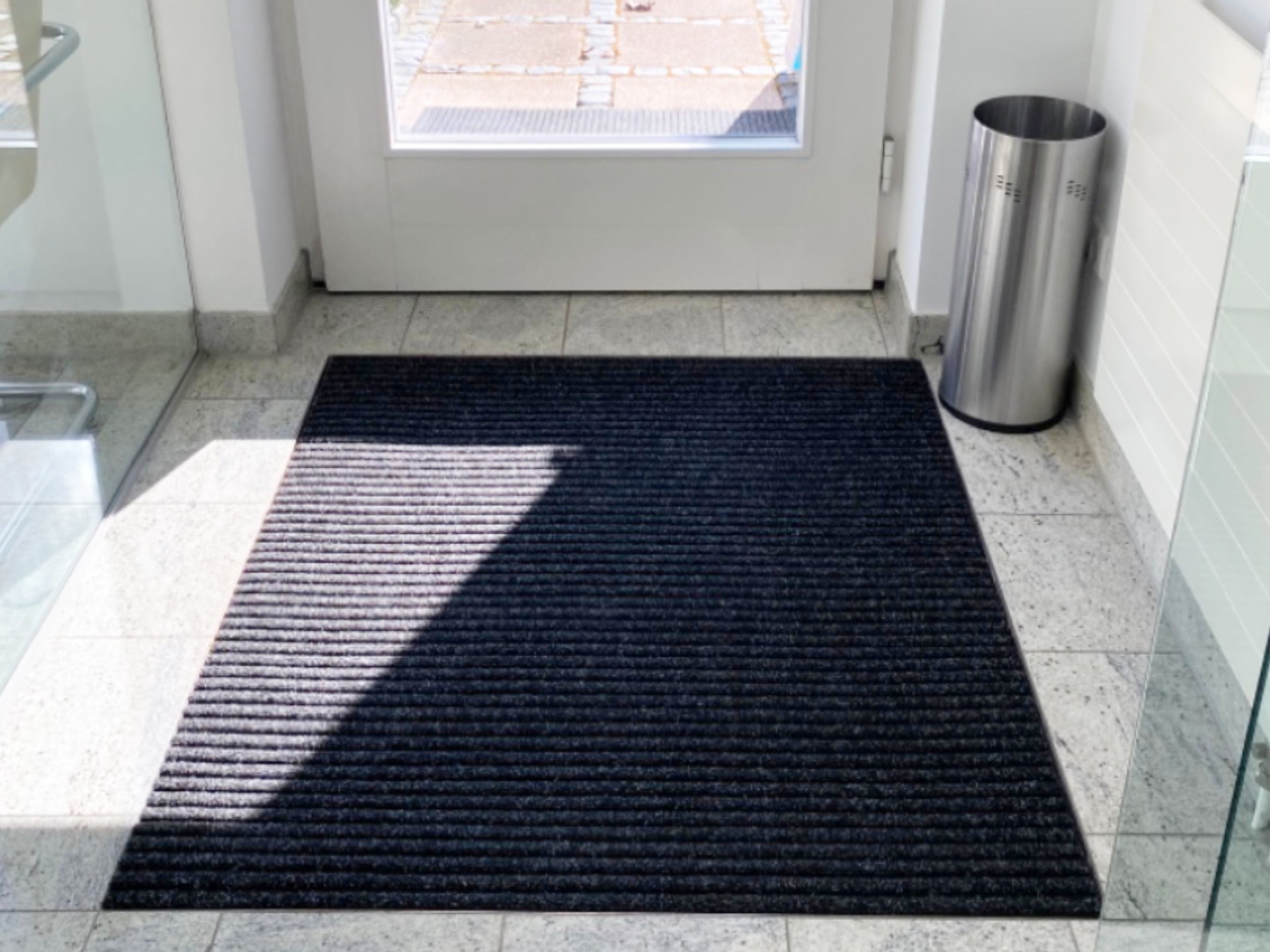 Rauhaaripsmatte eingelassen in einem Eingangsbereich