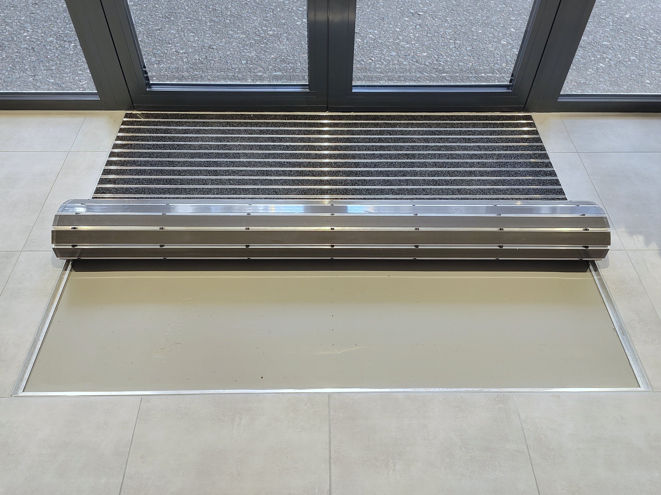 Einbaurahmen in einer Bodenvertiefung vor Doppeltür