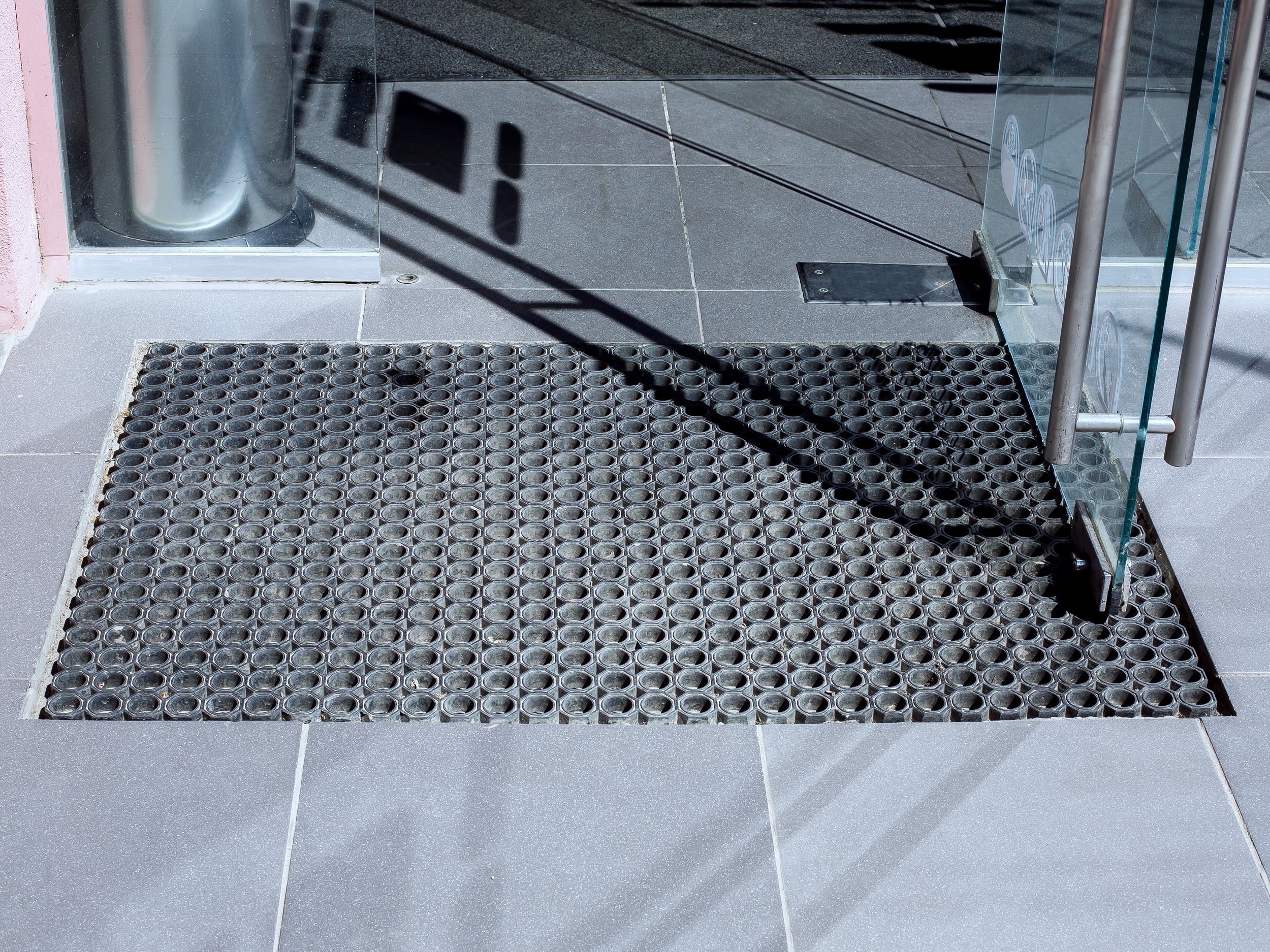 Eingelassene Gummiwabenmatte vor Eingangstür