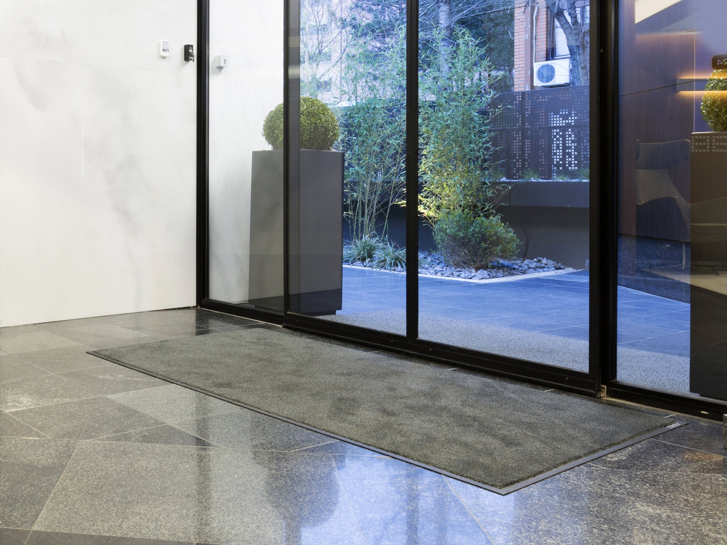 Schmutzfangmatte im Eingangsbereich eines Hotels 