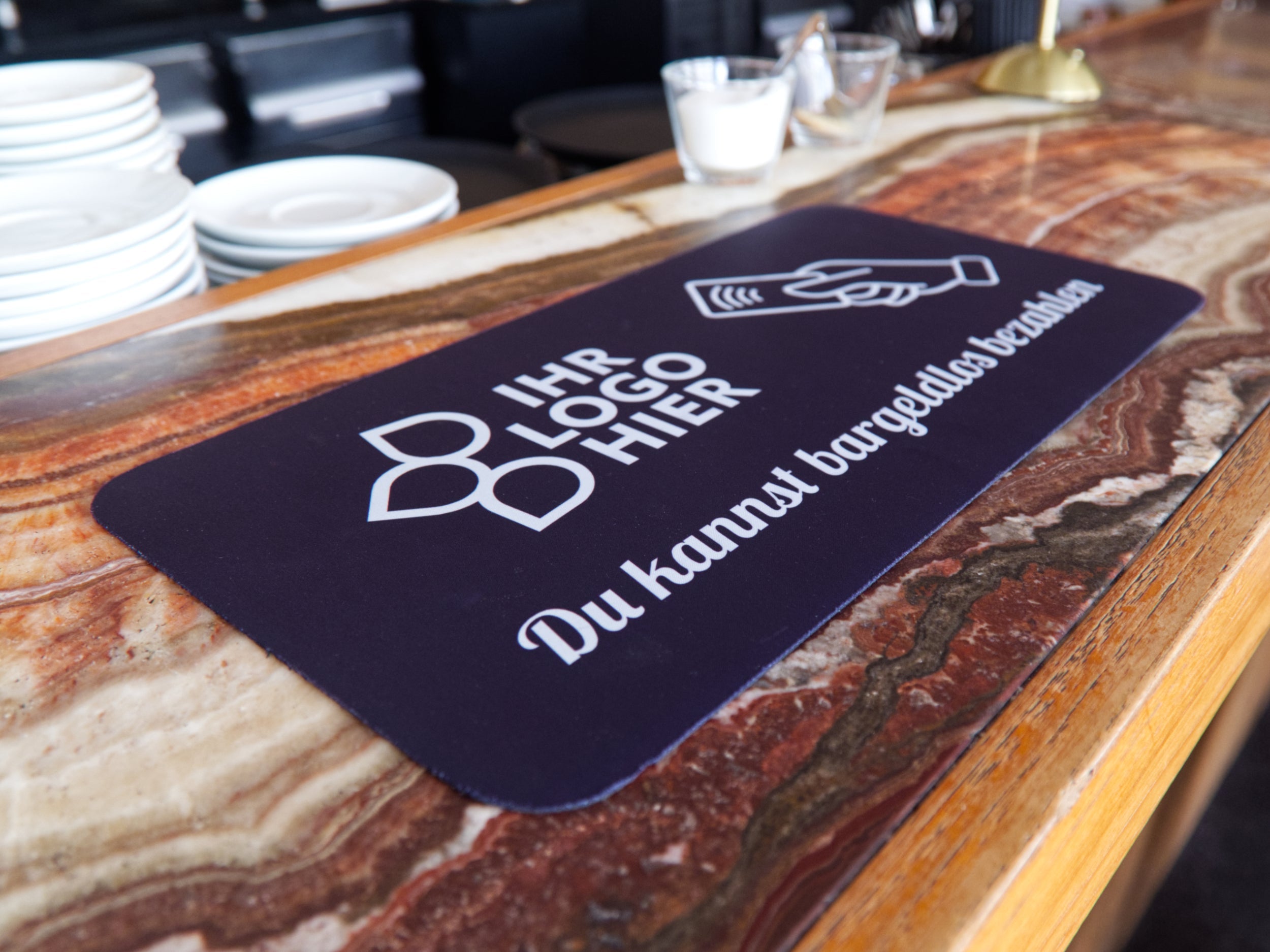 Tehkenmatte auf Tresen im Cafe