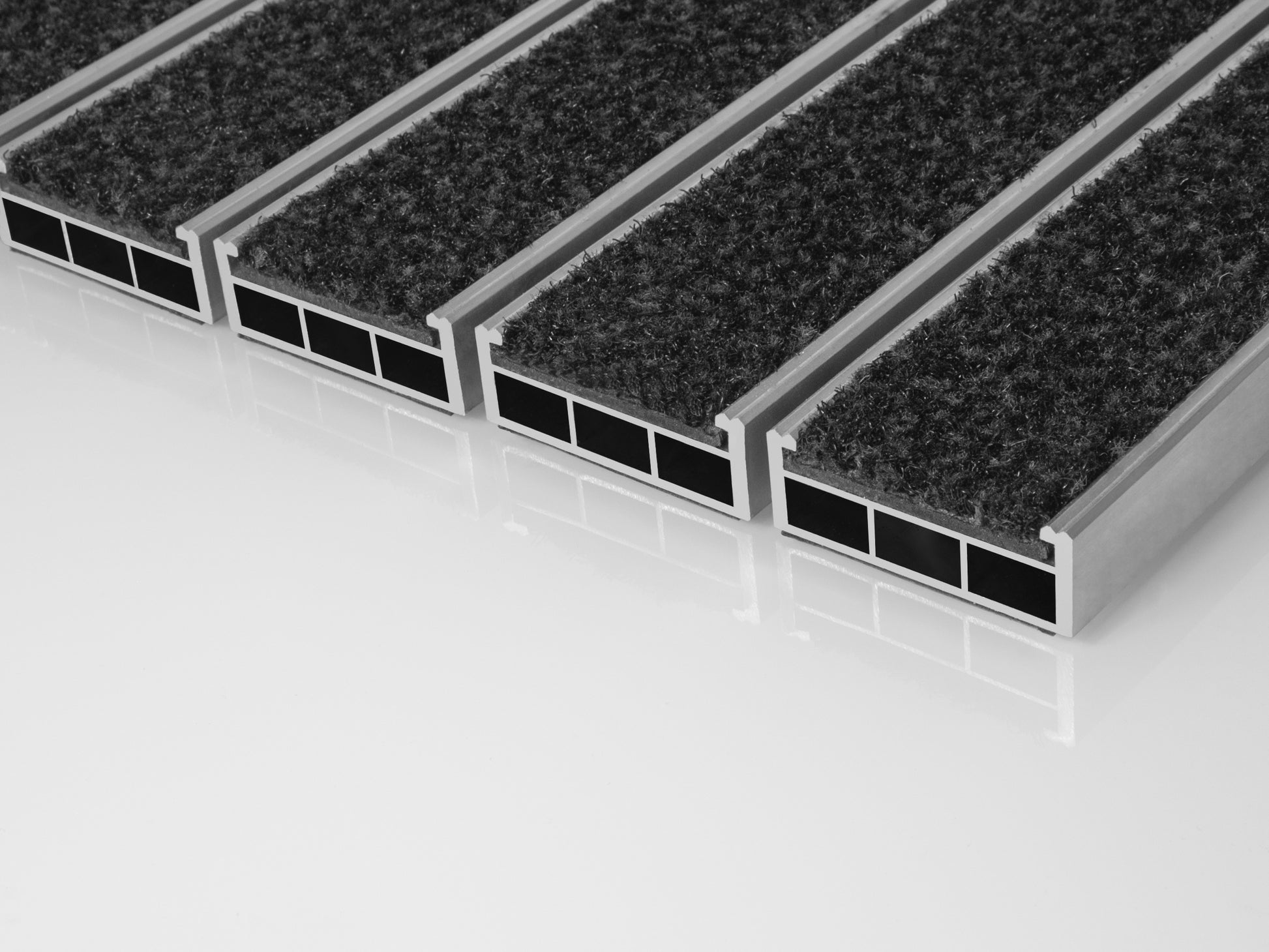 Fußmatte mit verstärkten und breiten Aluminiumprofilen mit Polyamideinlage