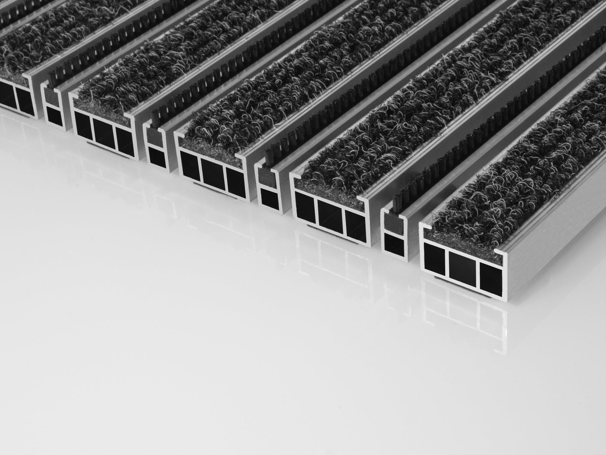 Fußmatte aus Aluminimumprofilen mit Einlage aus Rips und Minibürsten