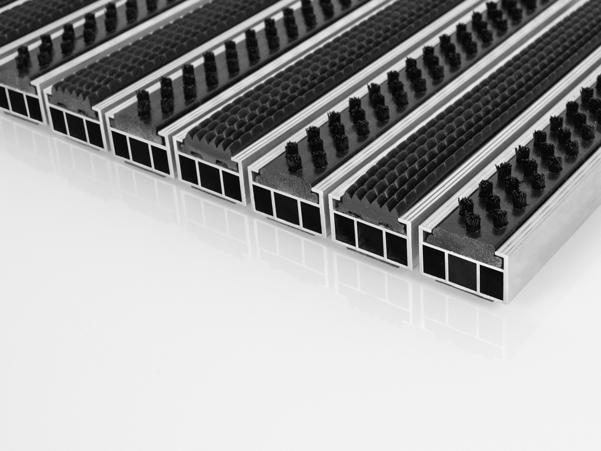 Aluprofimatte im Anschnitt für den Außenbereich mit Rips- und Bürsteneinlage