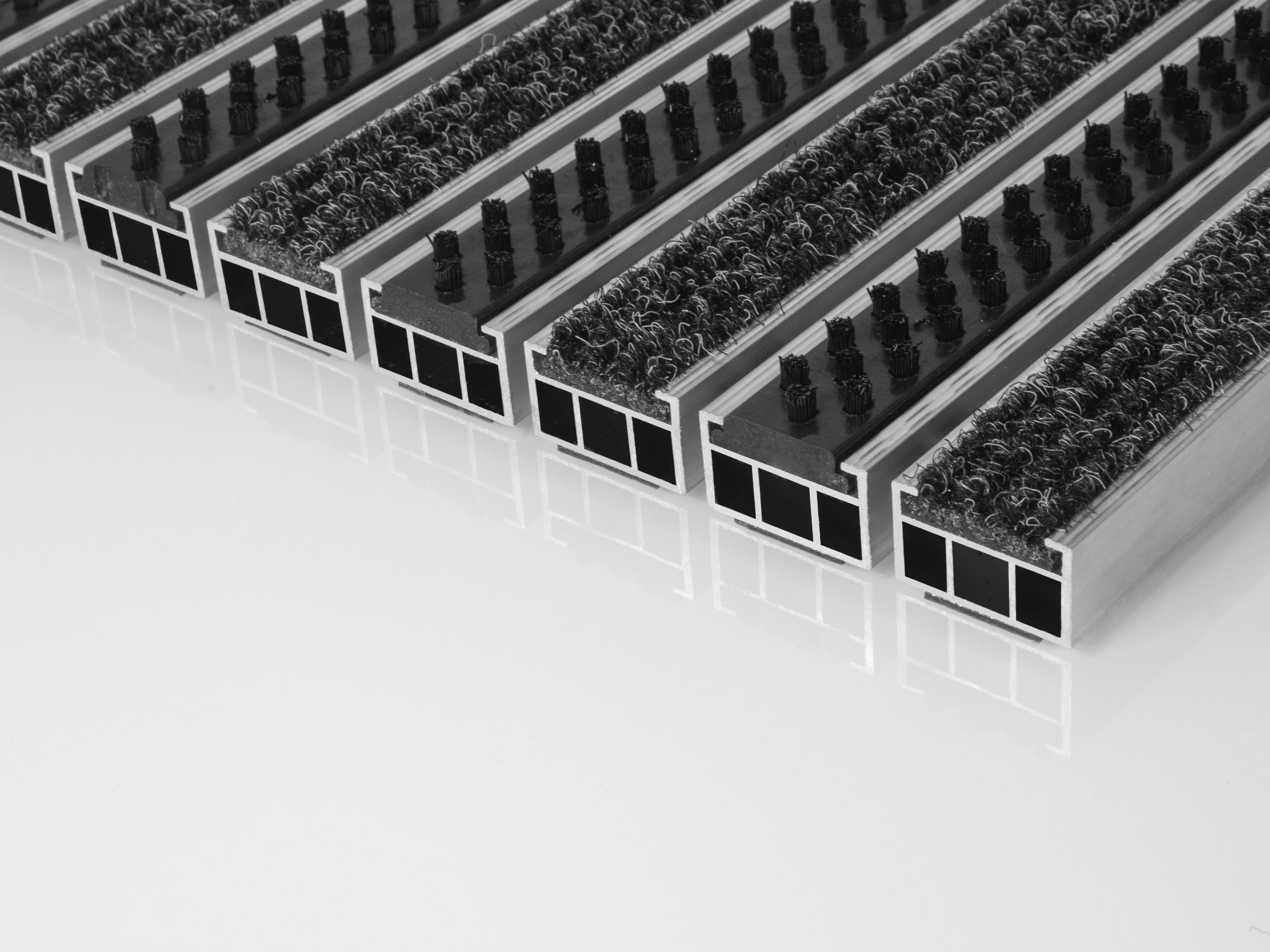 Aluminiumprofilmatte mit Rips und Bürsten  in der Nahaufnahme