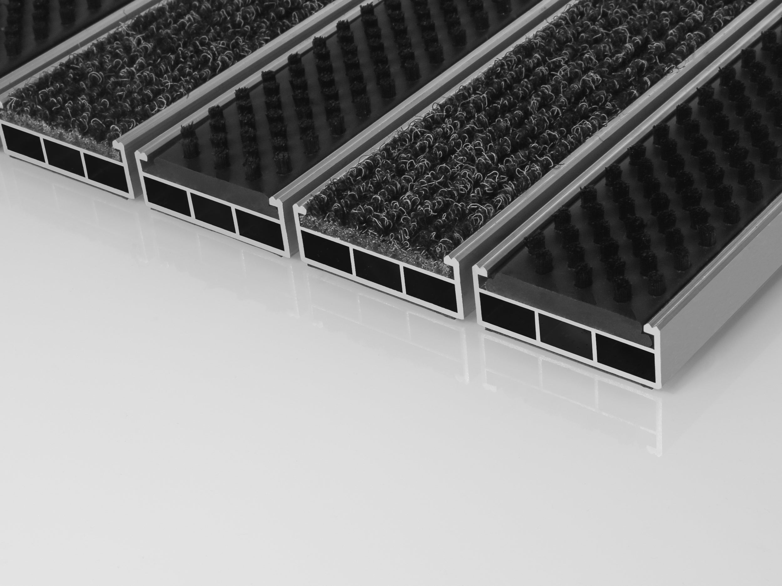 Fußabtreter aus Aluminium mit breiten Profilen und Bürsten und Rips