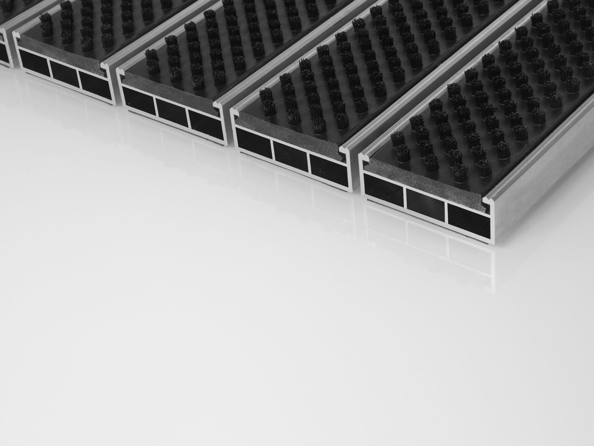 Fußabtreter aus breiten Aluminiumprofilen mit Bürsten