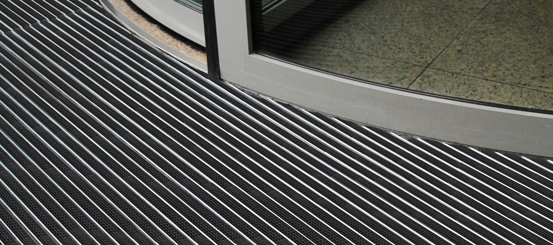 Aluprofilmatte liegt vor Drehtuer