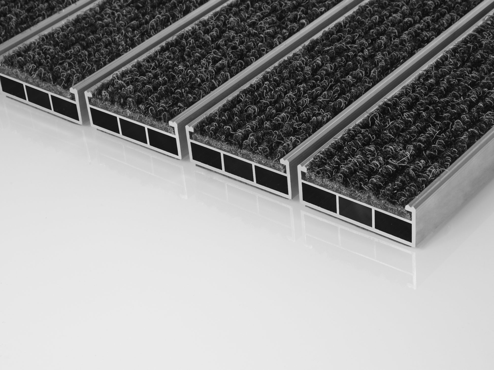 Aluminiumprofilmatte mit breitem Profil und Rips in Anthrazit