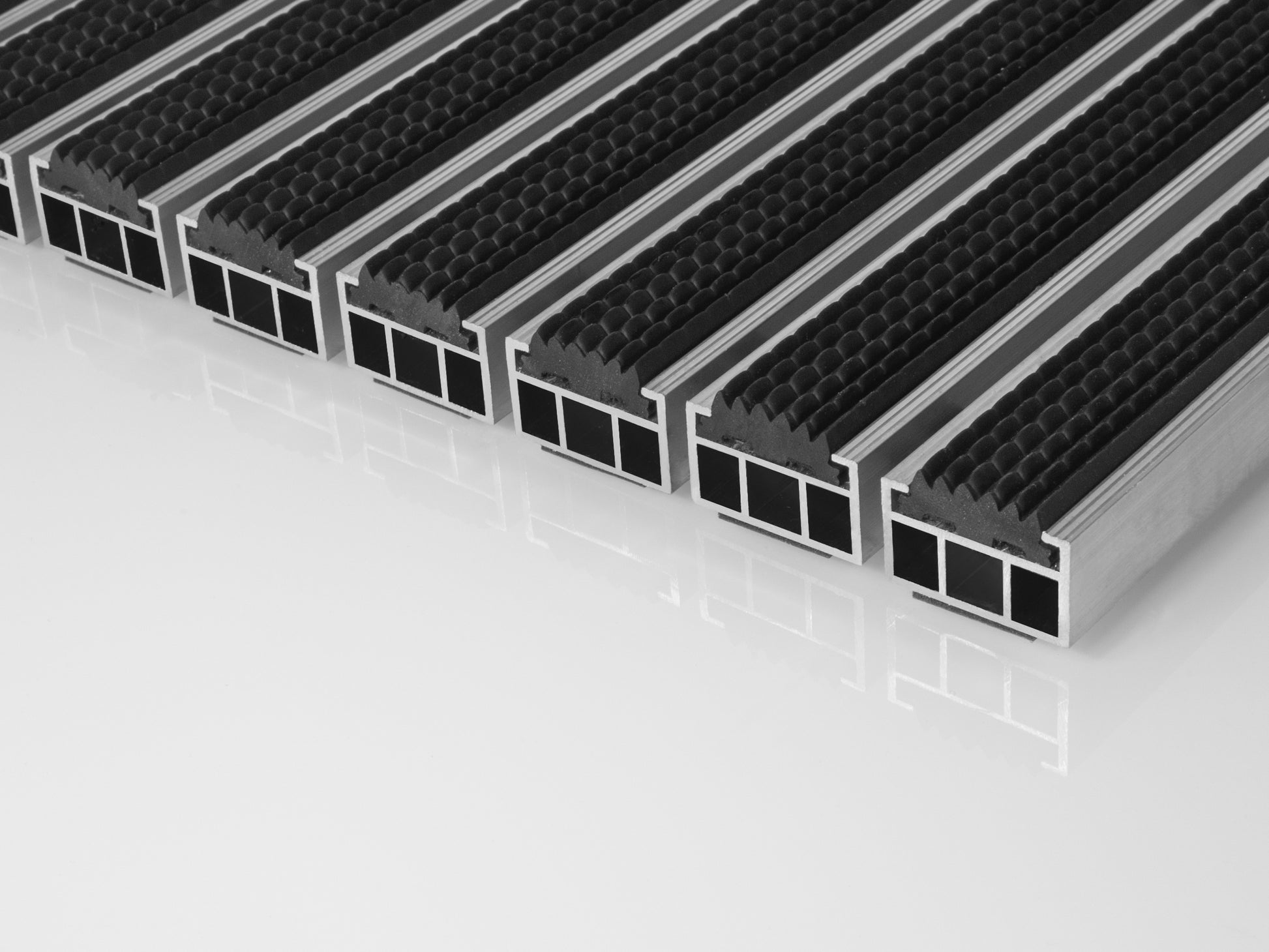 Fußabtreter aus Aluminium mit rutschhemmender Gummieinlage