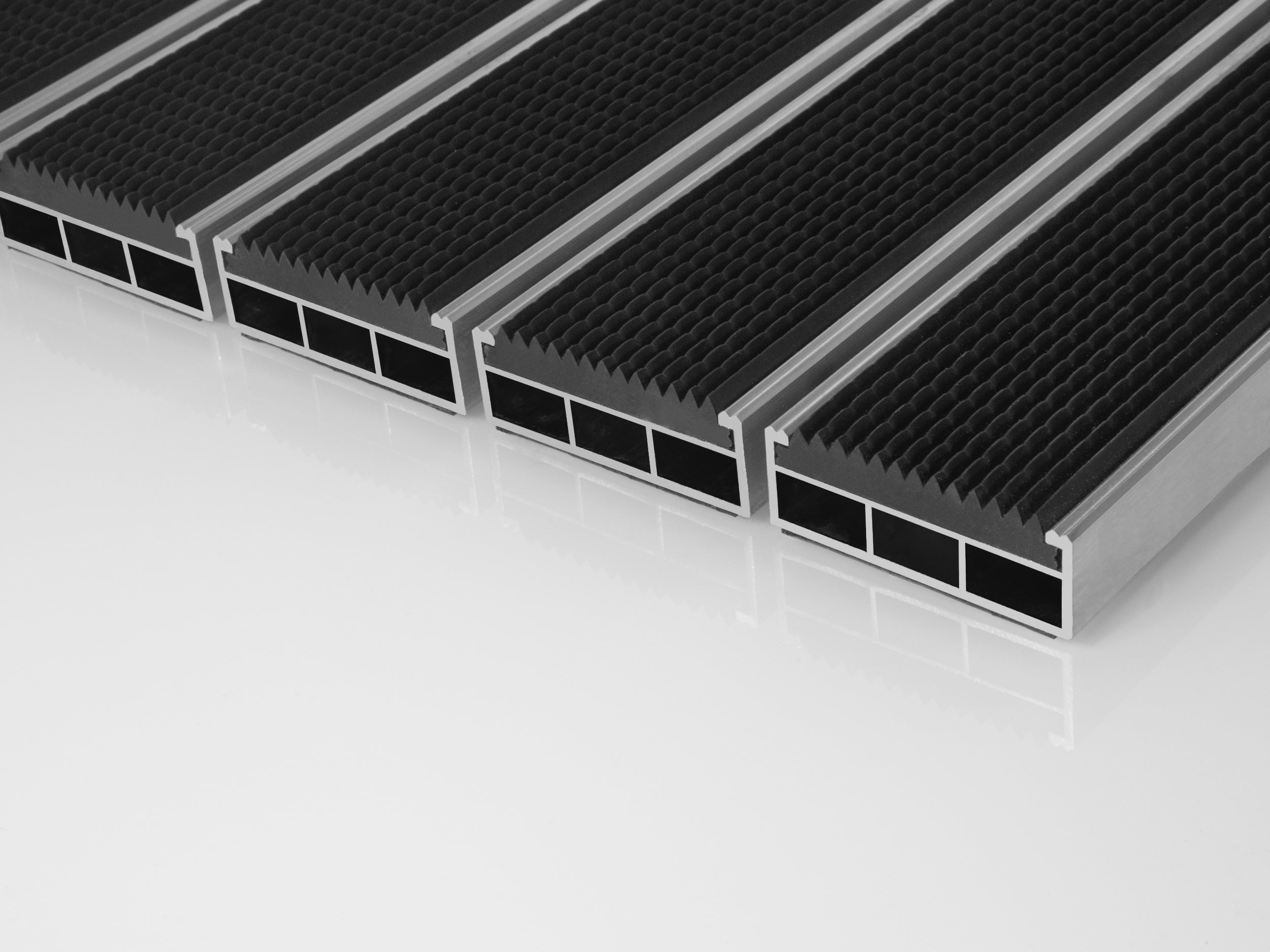 Aluprofilmatte mit breiten Profilen und Gummieinlage