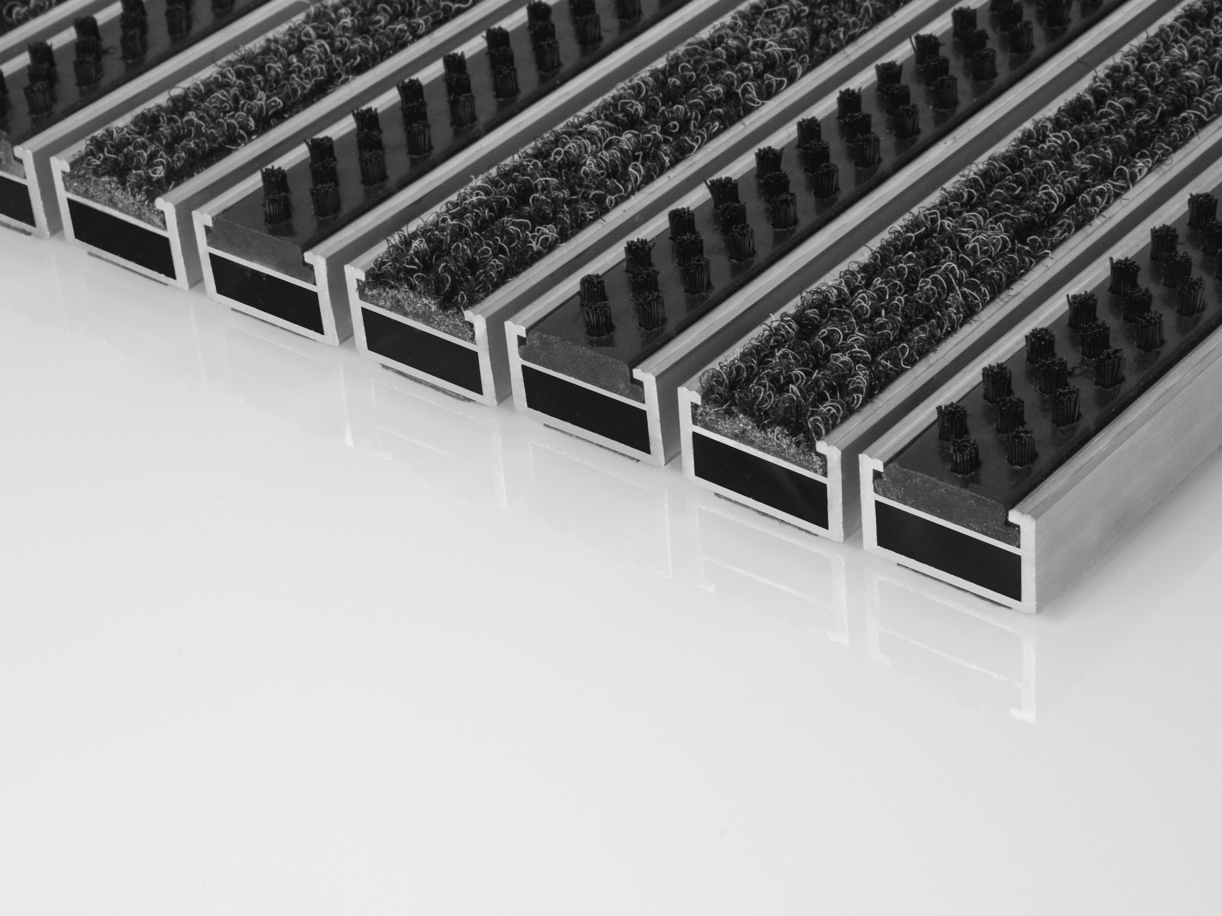 Stabile Aluprofilmatte mit Rips und Bürsteneinsatz in schwarz