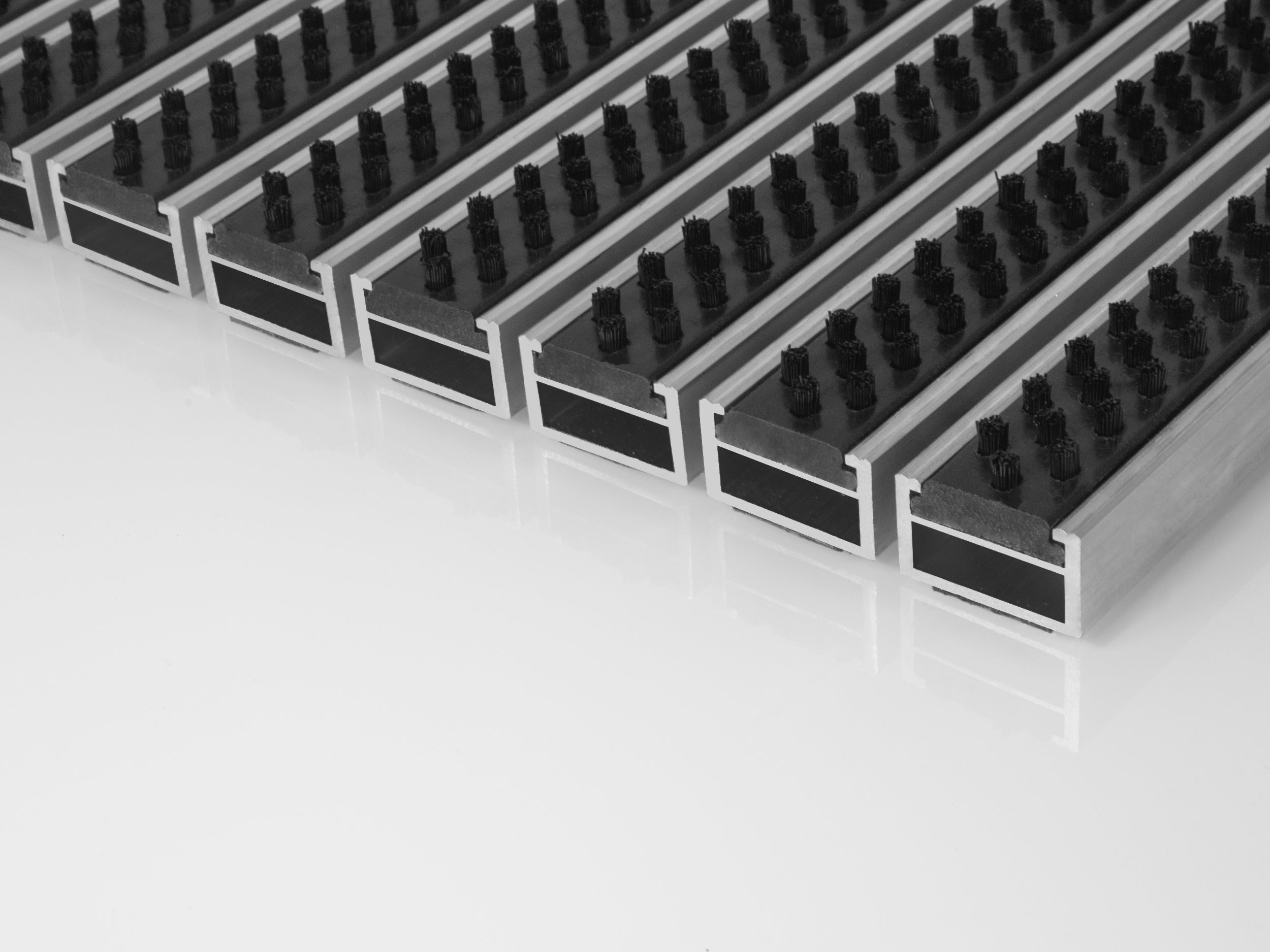 Aluprofilmatte mit stabilen Profilen und Bürsteneinsatz