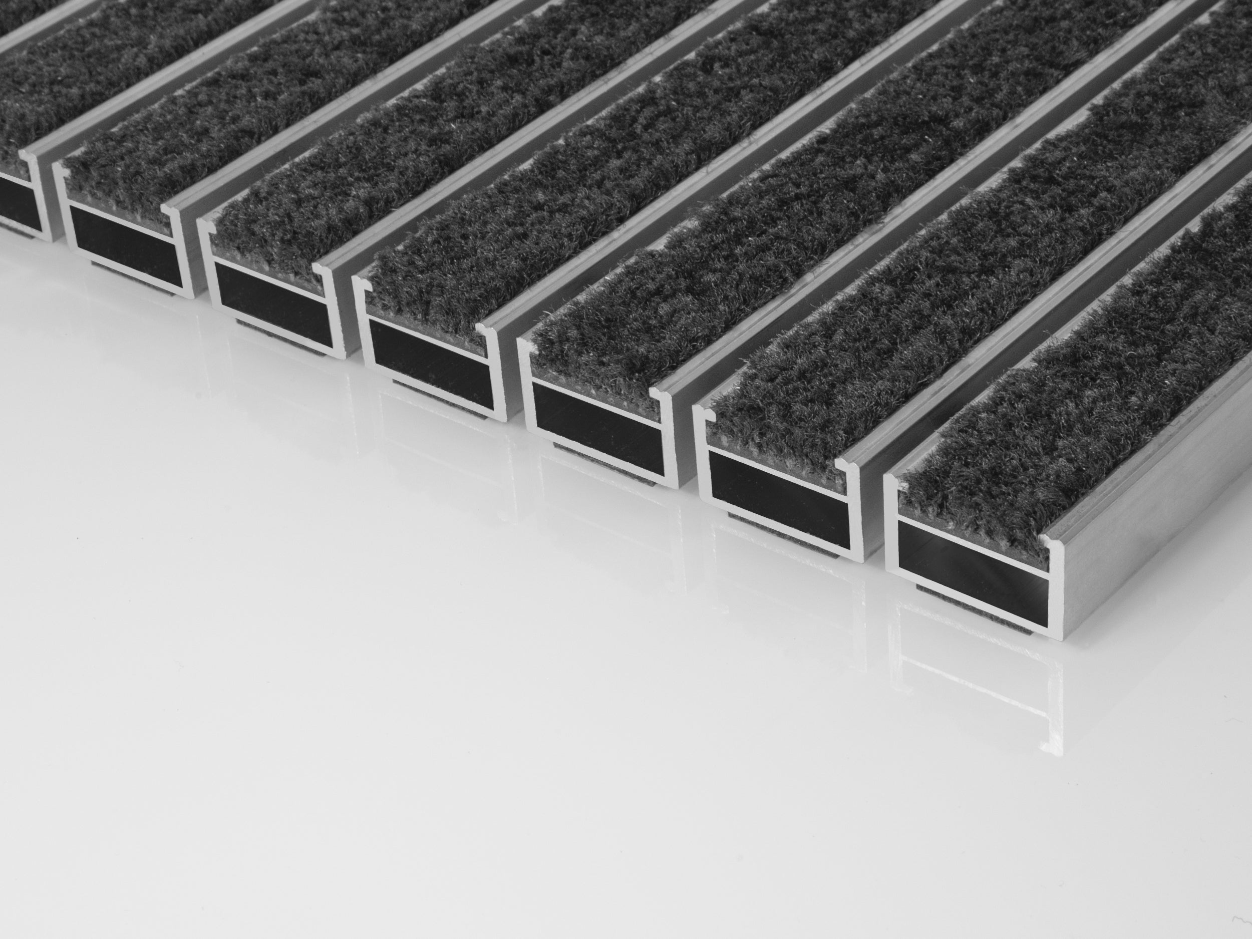 Aluprofilmatte mit erhöhter Wandstärke und Tufting Velour Einlage in Anthrazit