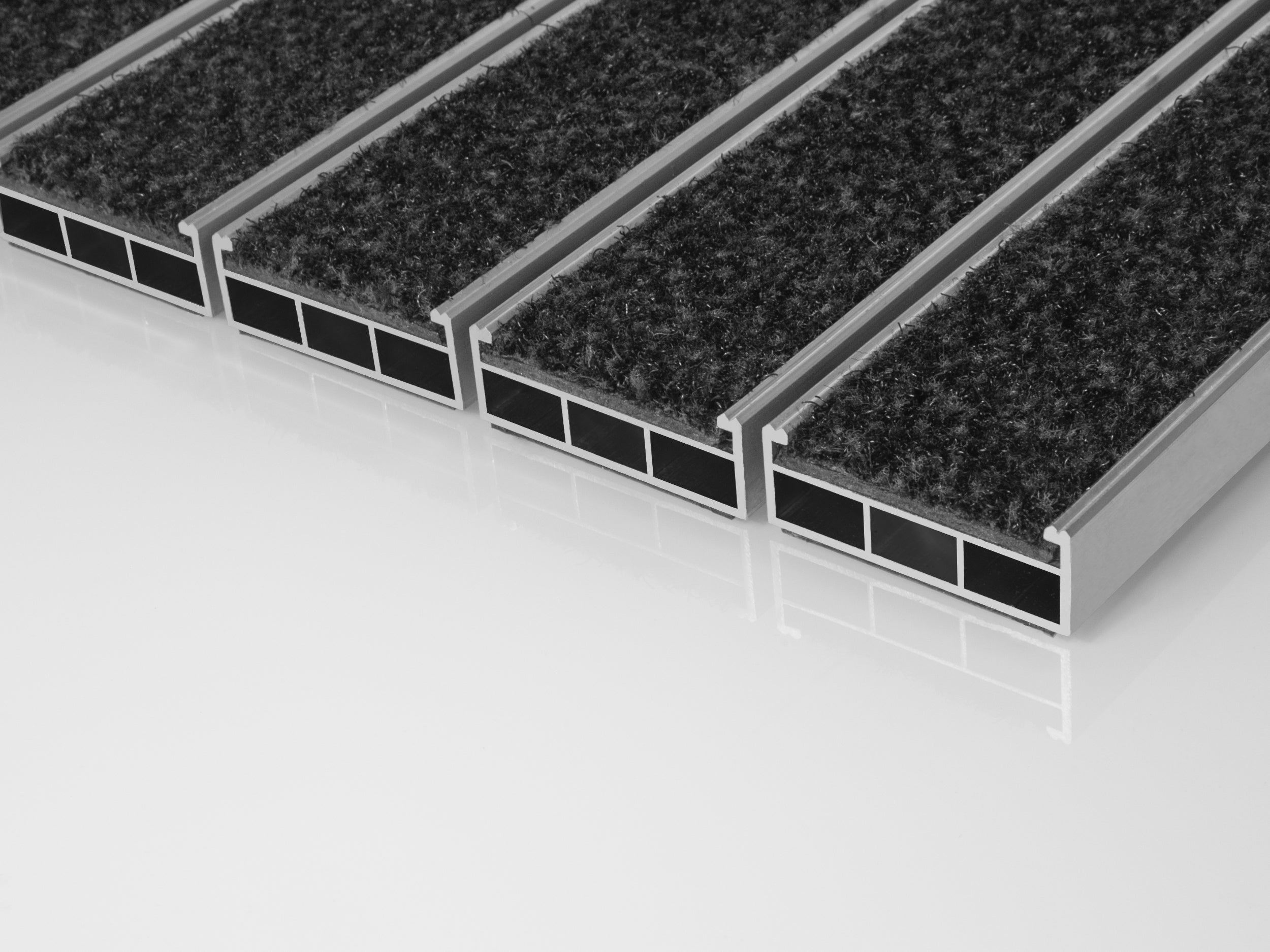 Aluprofilmatte mit breiten Profilen und wetterfestem Polyamid