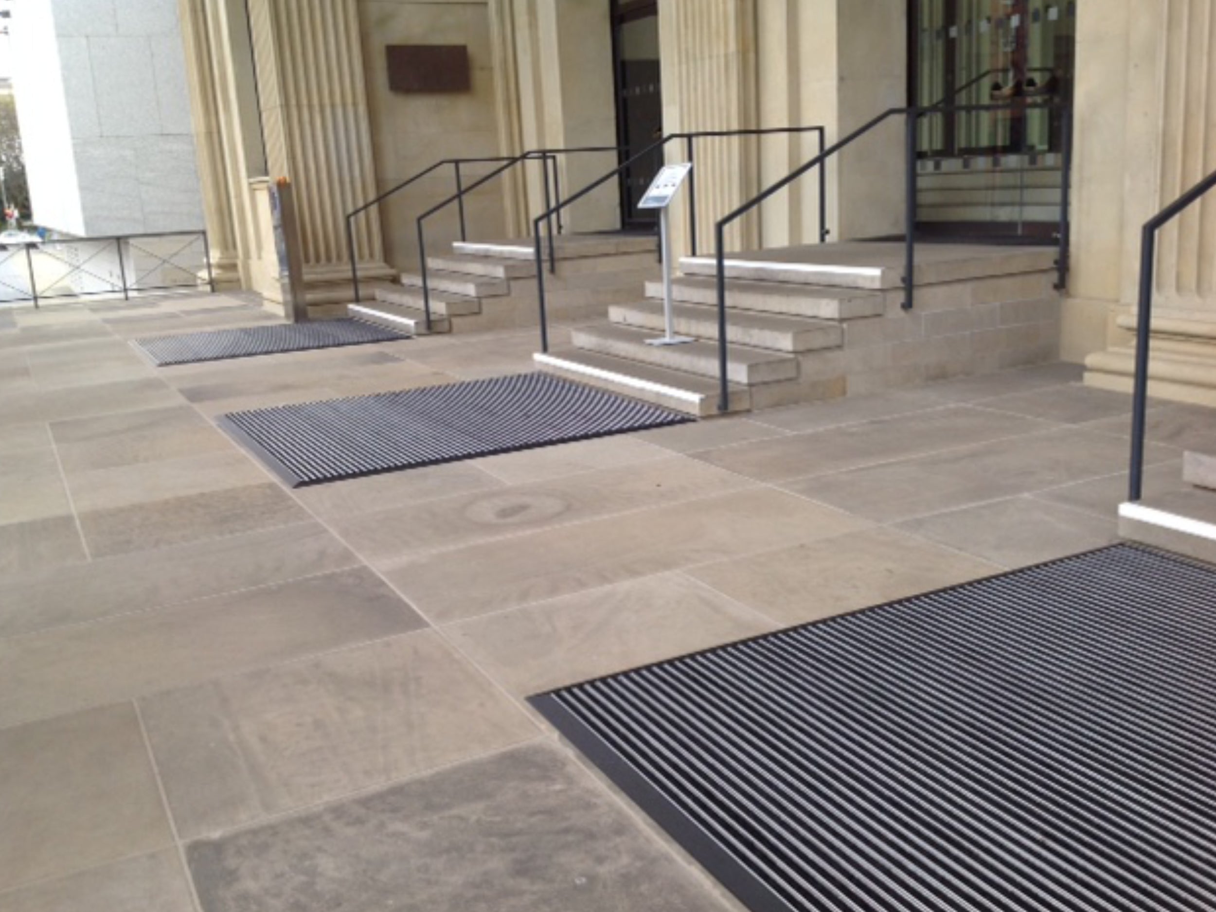 Drei Aluprofilmatten mit Anlaufprofilen vor den Eingängen des Leineschlosses, Landtag Niedersachsen