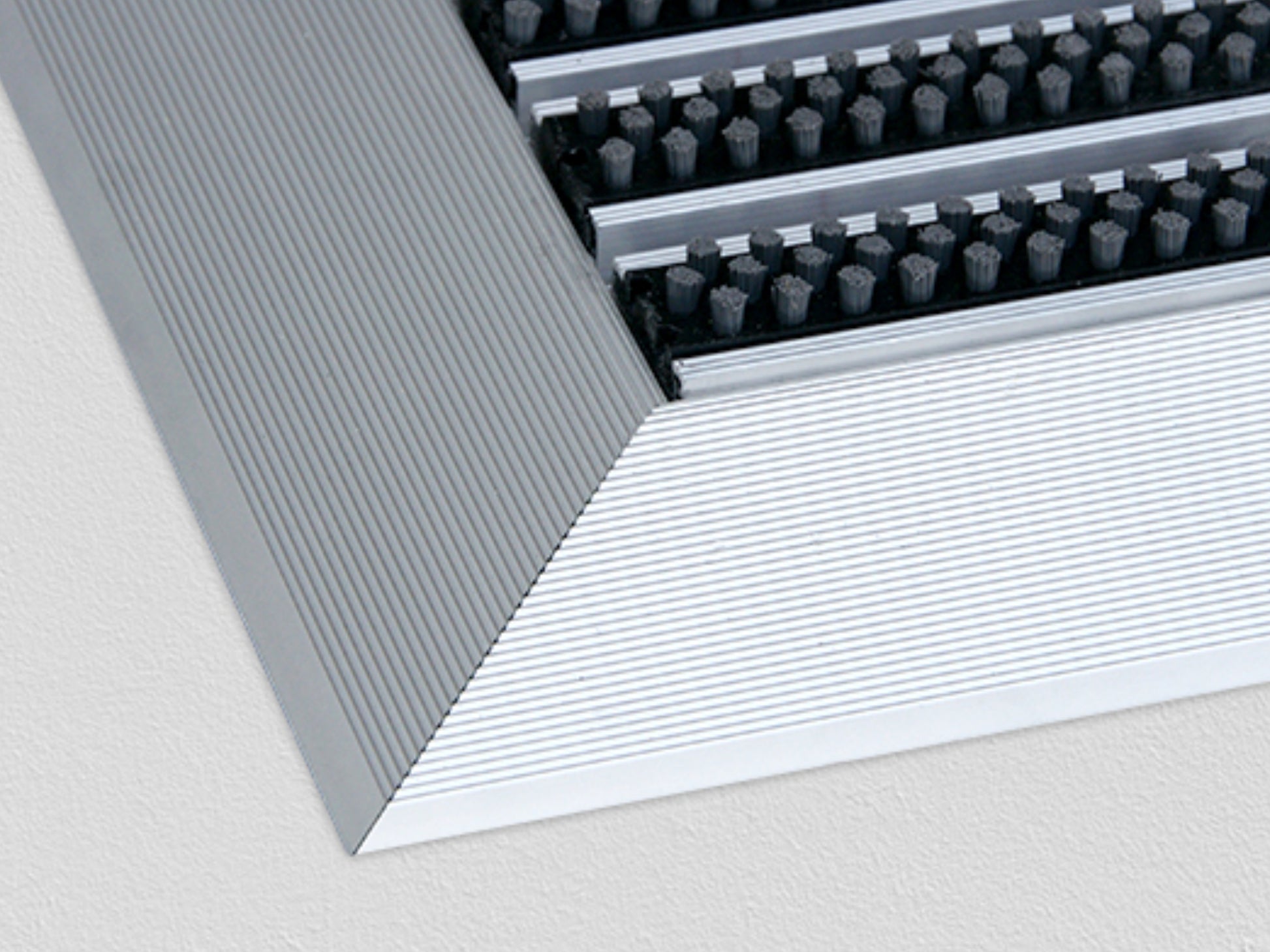 Ecke einer Aluprofilmatte mit Anlaufprofil