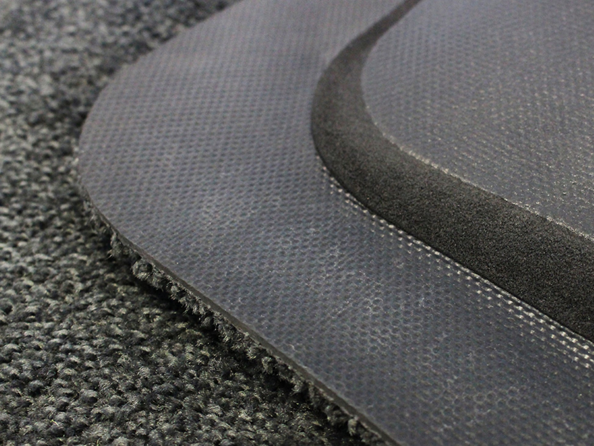 Ecke und Unterseite der ergonomischen Arbeitsplatzmatte mit Teppichoberfläche Ergo Office